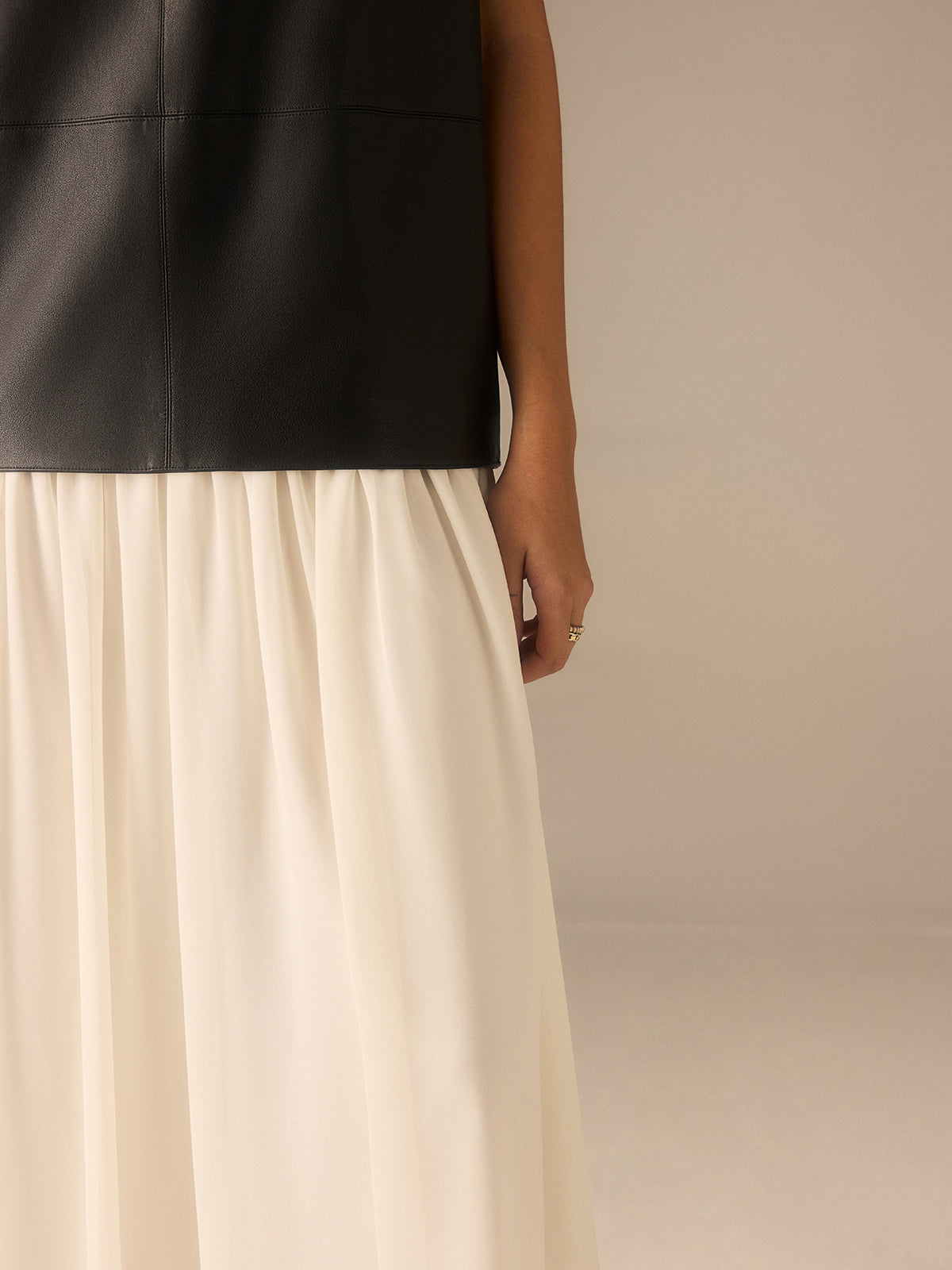 Zweifarbiges Kleid aus Kunstleder und Chiffon mit Faltenrock