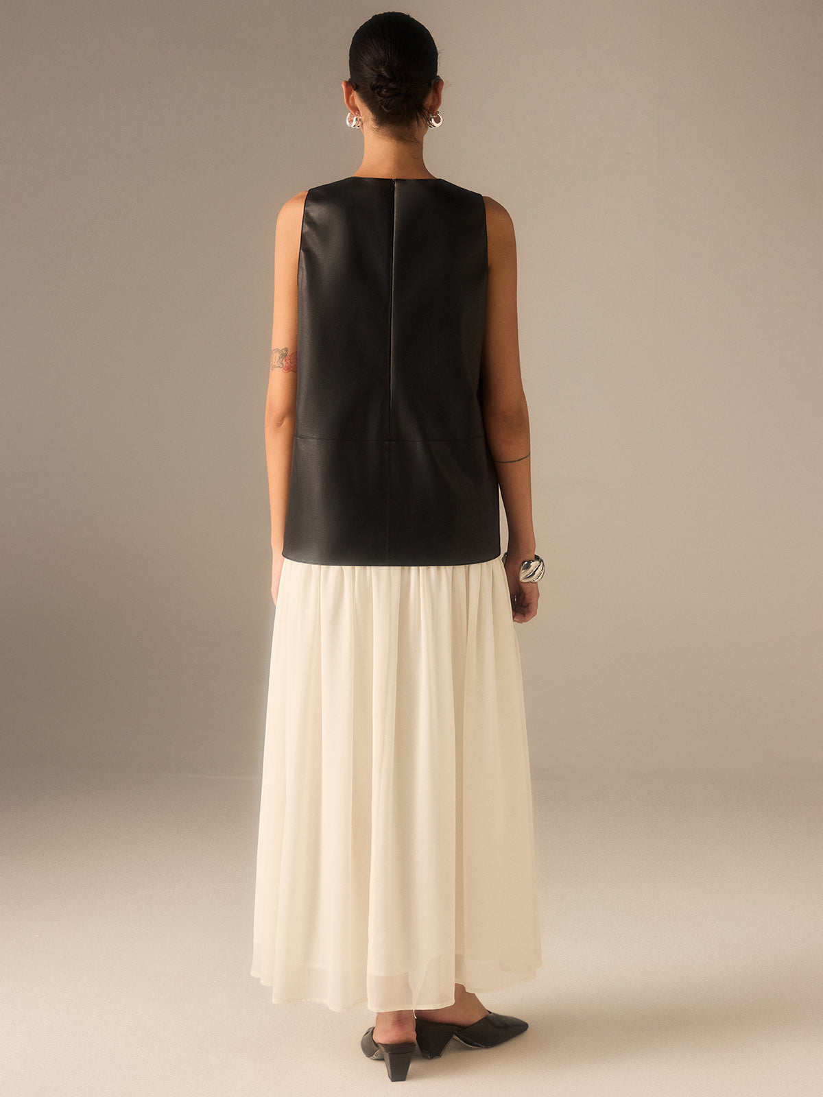 Zweifarbiges Kleid aus Kunstleder und Chiffon mit Faltenrock