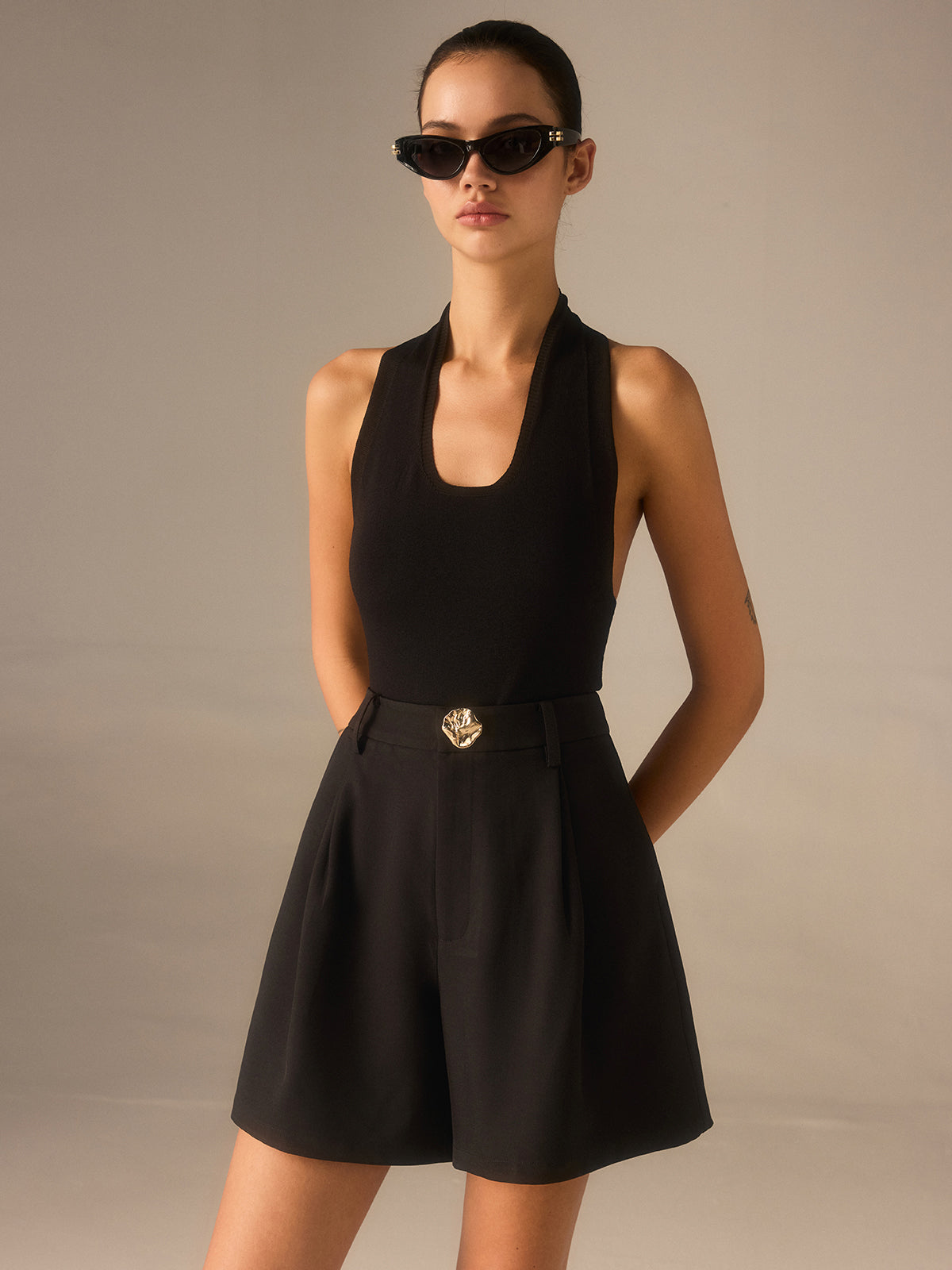 High-Waist-Shorts mit Metalldetail