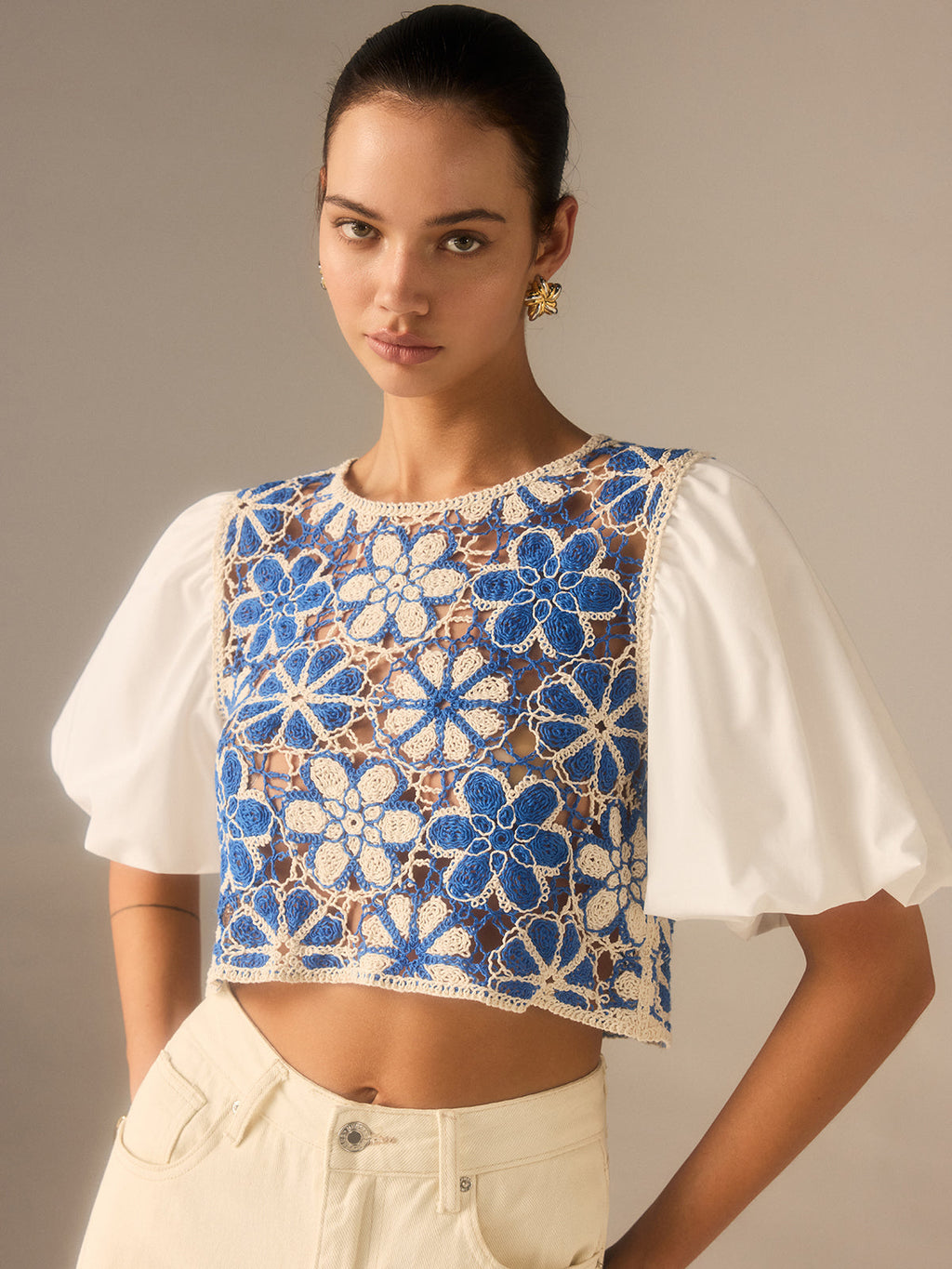Haut floral en crochet avec empiècement et manches bouffantes