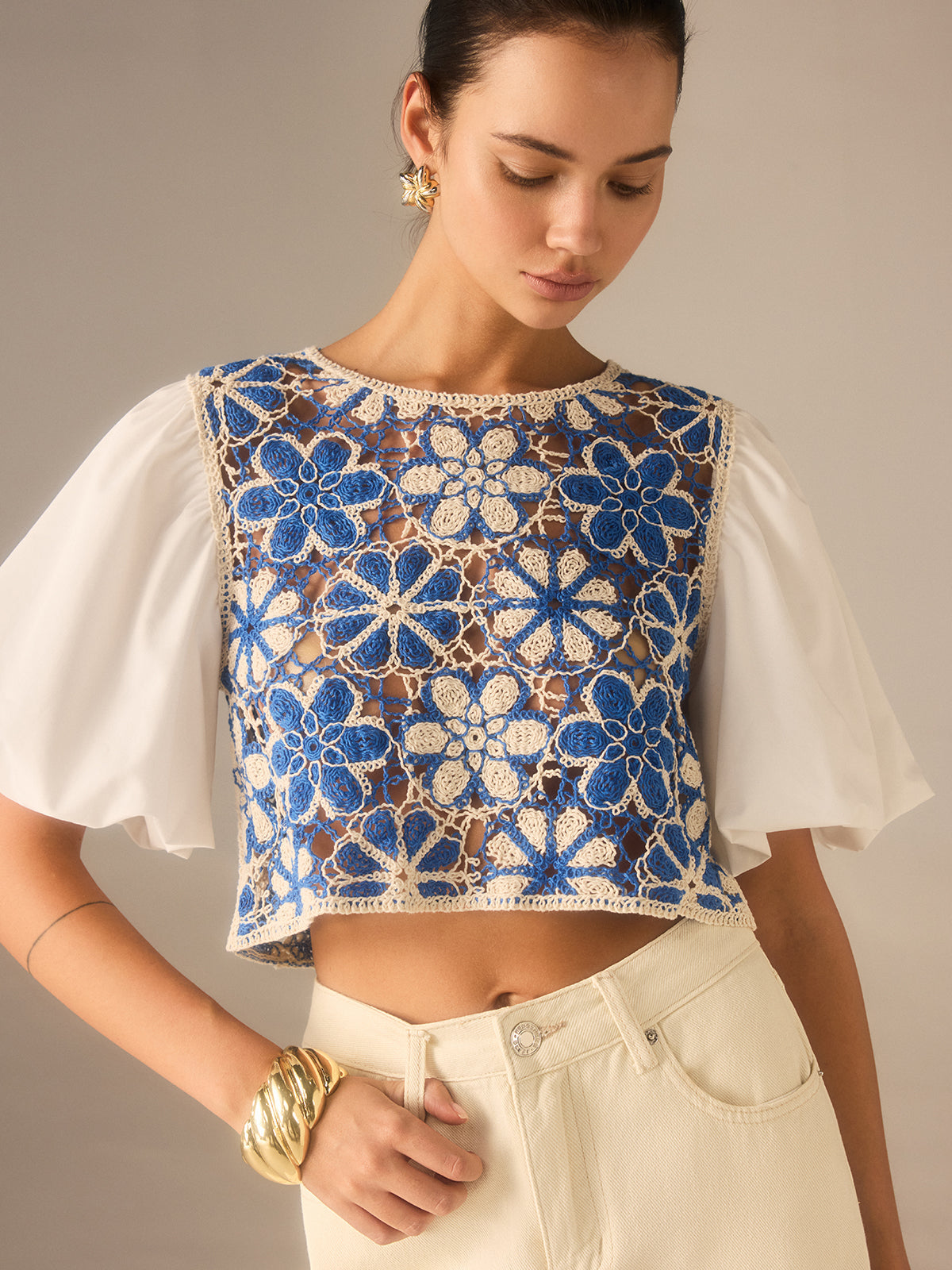 Haut floral en crochet avec empiècement et manches bouffantes