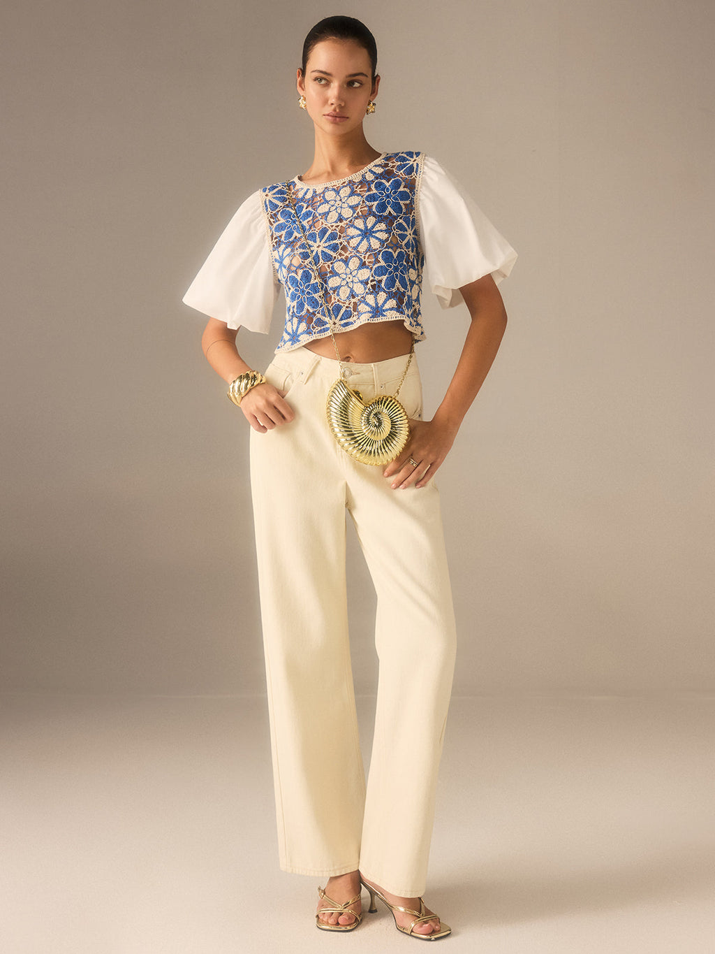 Haut floral en crochet avec empiècement et manches bouffantes