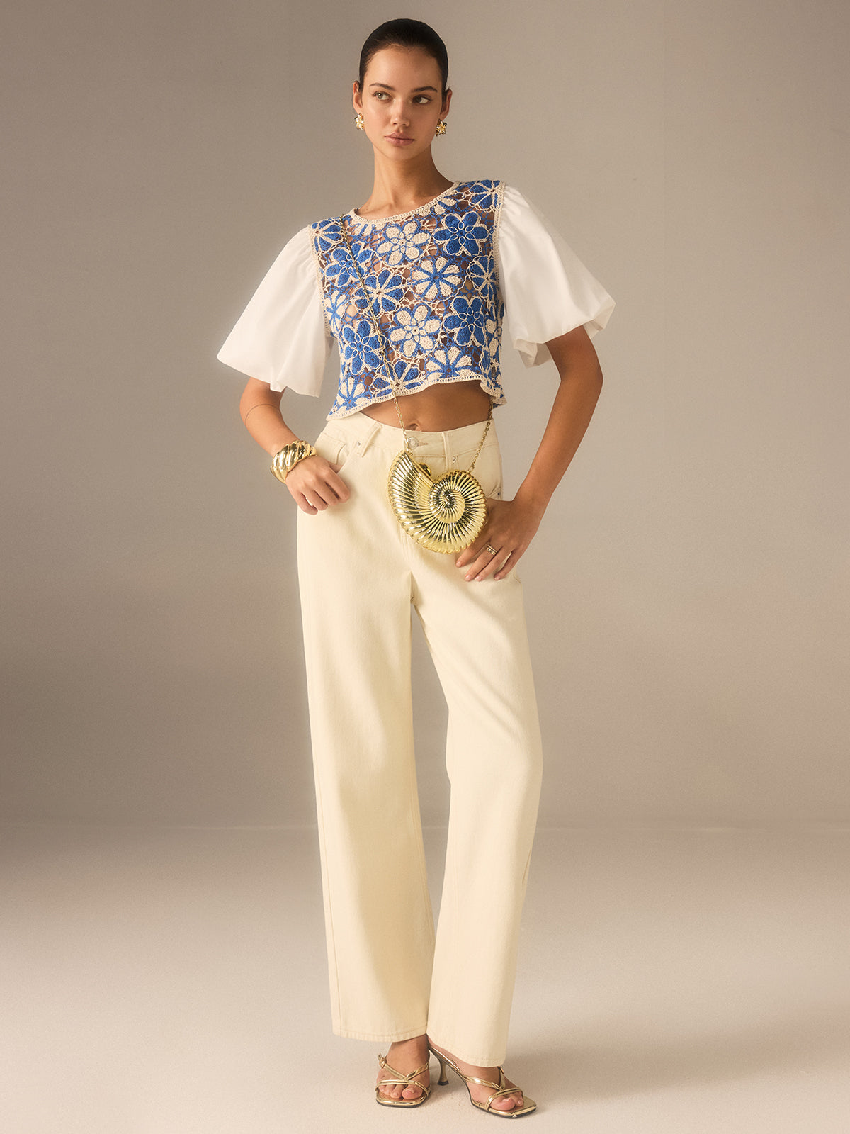 Haut floral en crochet avec empiècement et manches bouffantes