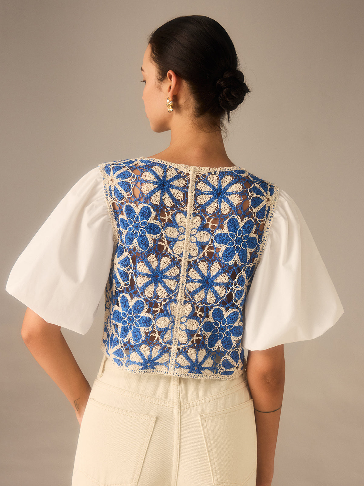 Haut floral en crochet avec empiècement et manches bouffantes