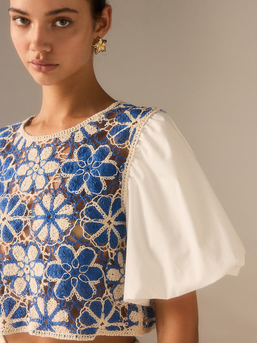 Haut floral en crochet avec empiècement et manches bouffantes