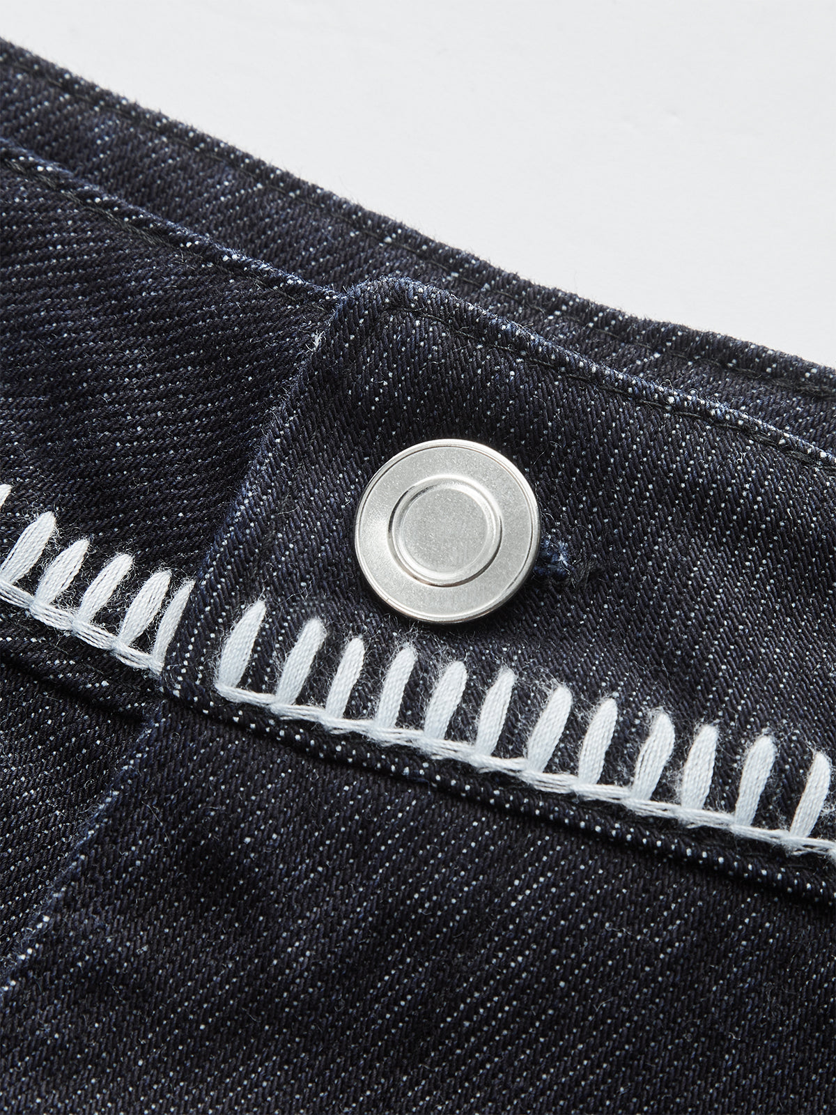 Denim-Shorts mit Kontrastbesatz 