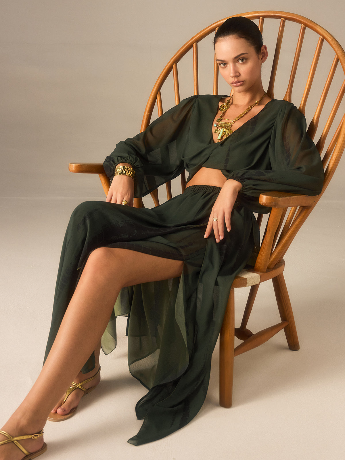 Ensemble crop top en mousseline et jupe longue fendue 