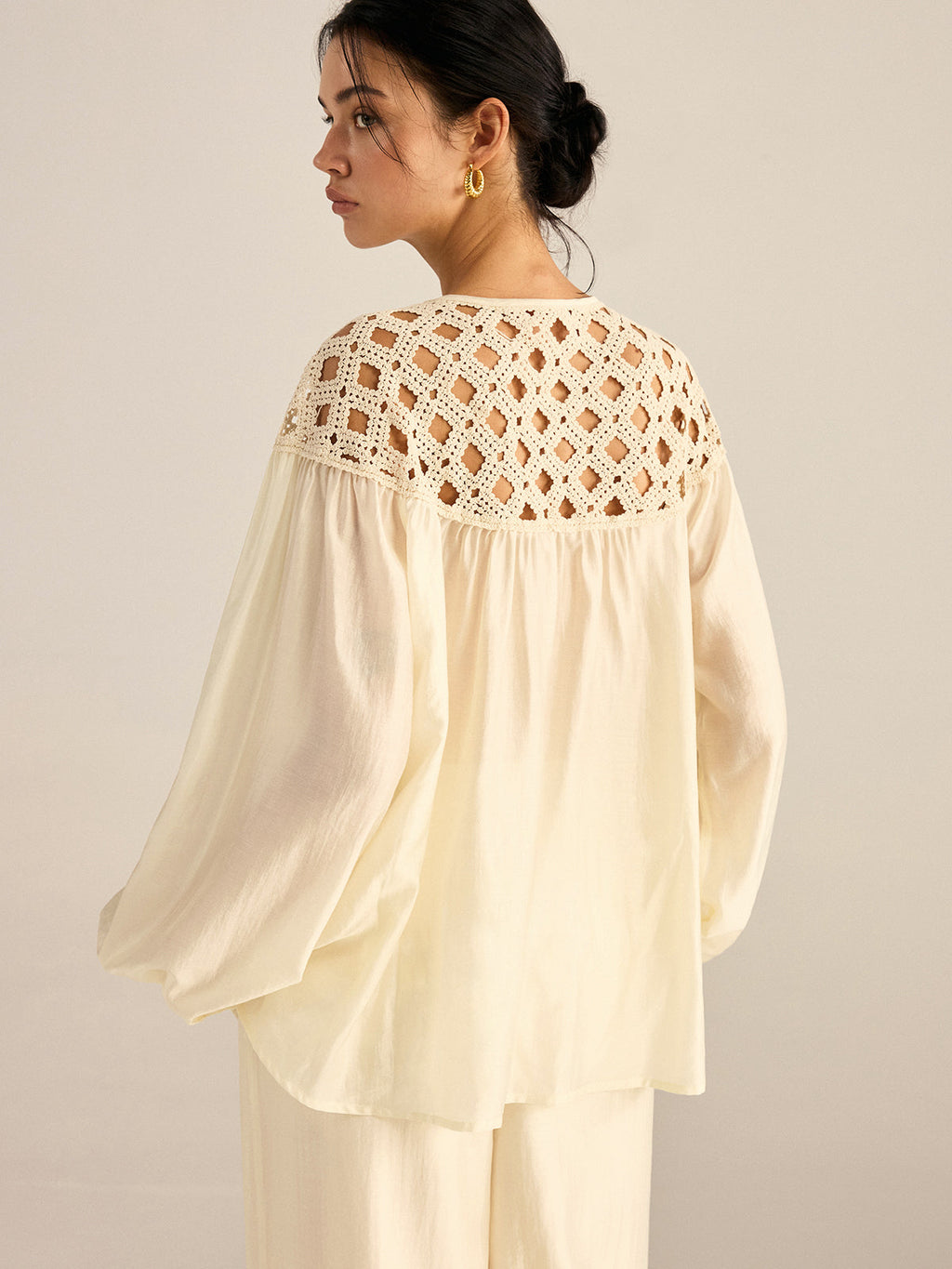 Halbtransparente Häkelbluse aus Tencel