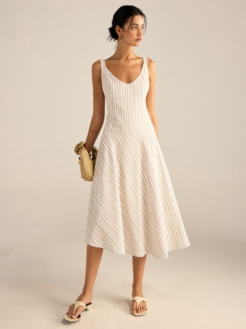 Gestreiftes Midikleid mit asymmetrischem Saum