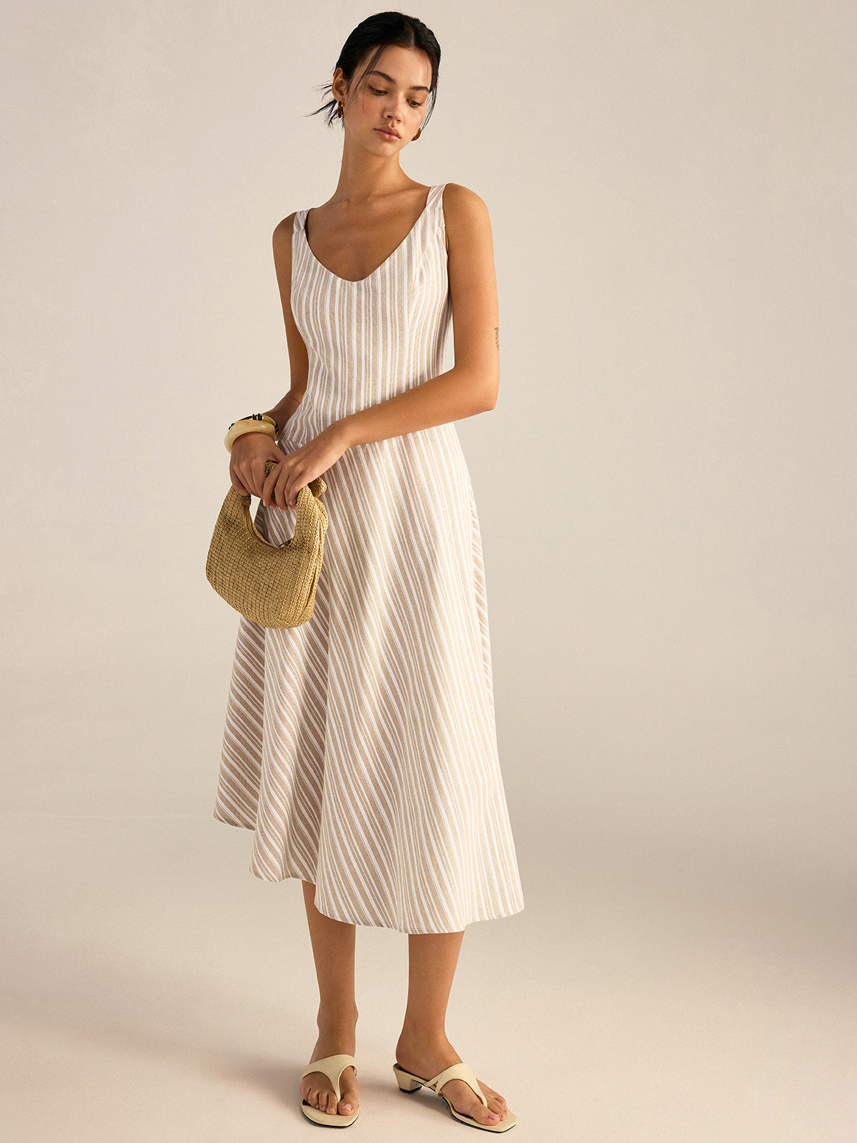 Gestreiftes Midikleid mit asymmetrischem Saum