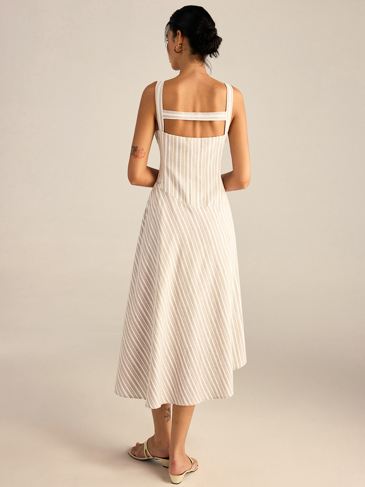 Gestreiftes Midikleid mit asymmetrischem Saum