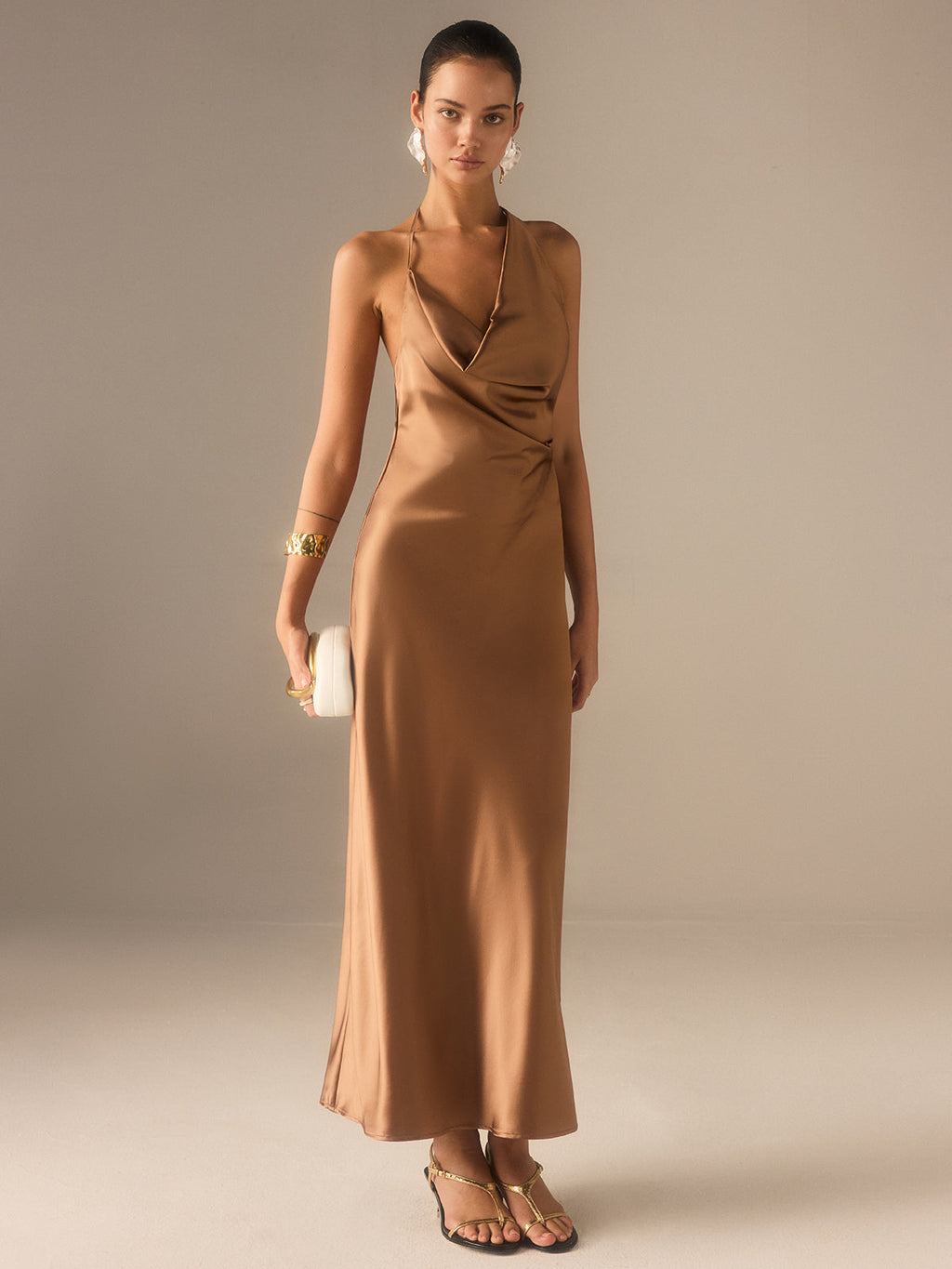 Robe longue dos nu en satin à col montant américain