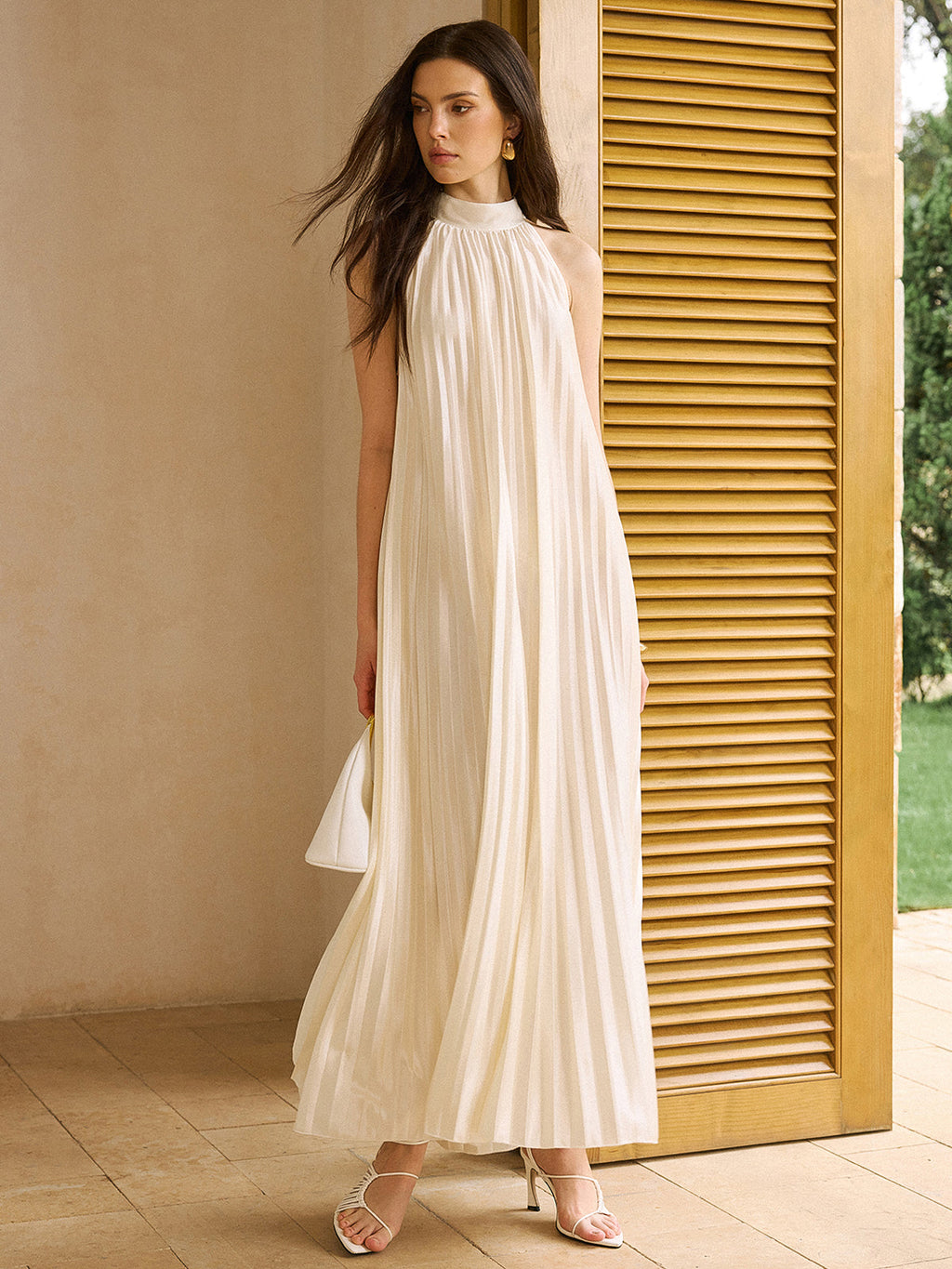 Robe longue plissée en satin à col montant