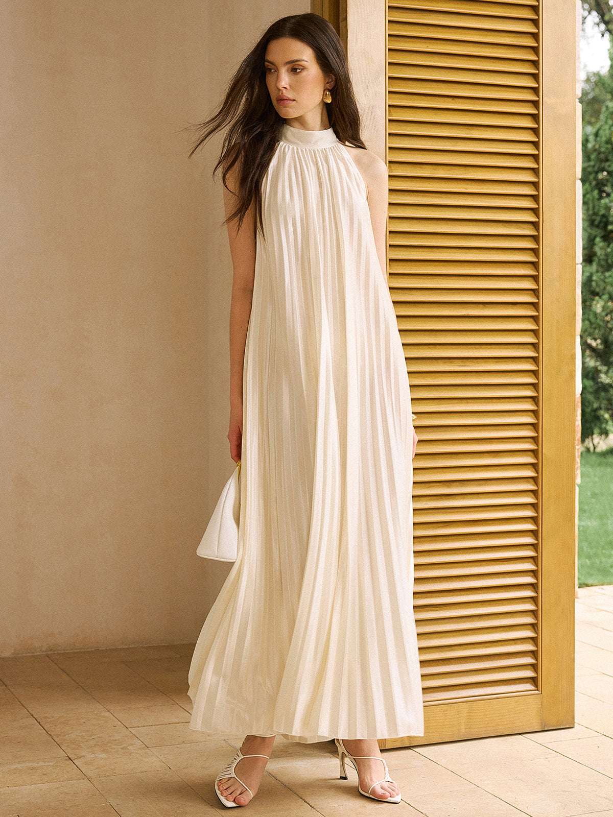Plissiertes Satin-Maxikleid mit hohem Halsausschnitt