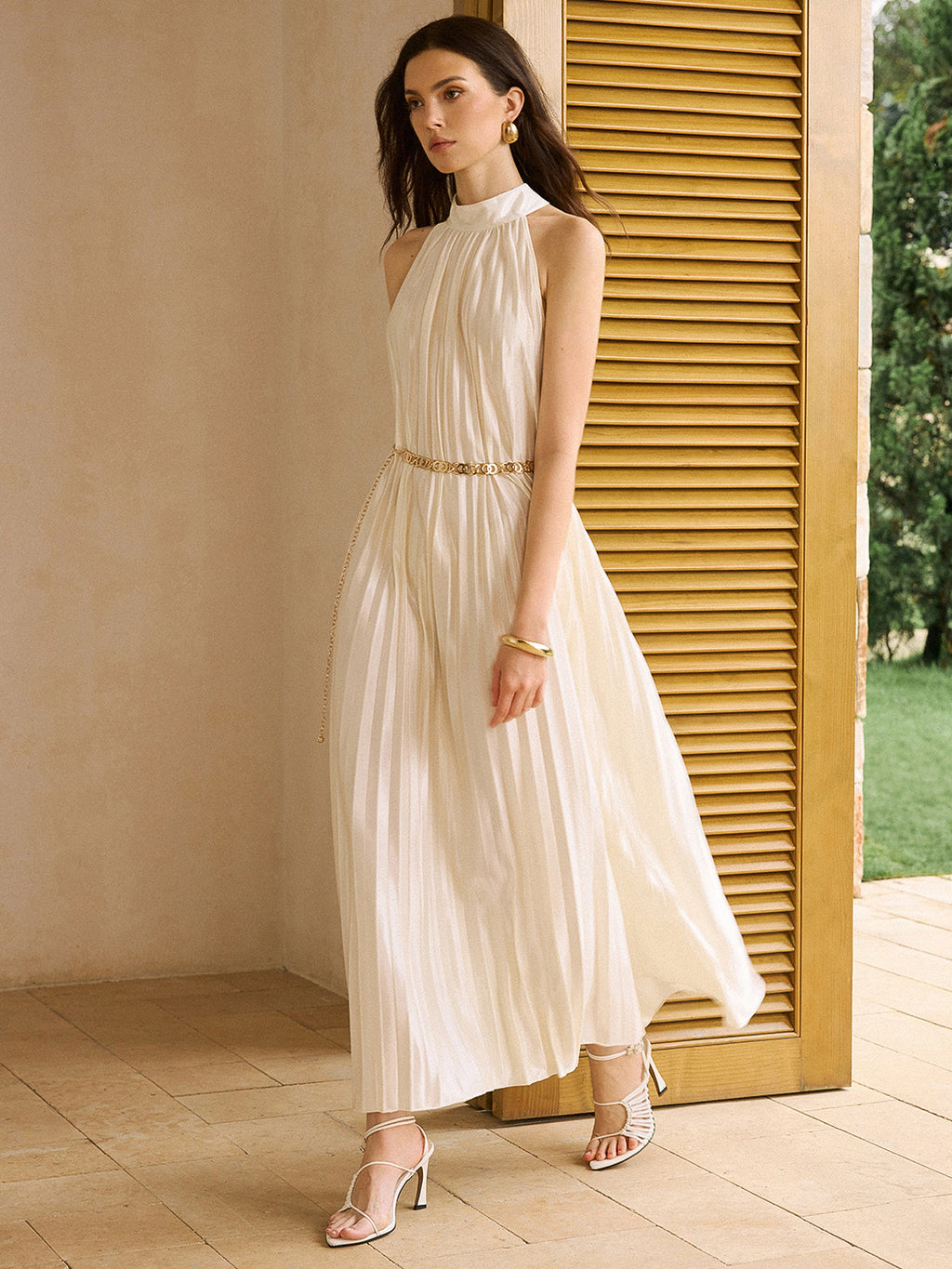 Robe longue plissée en satin à col montant