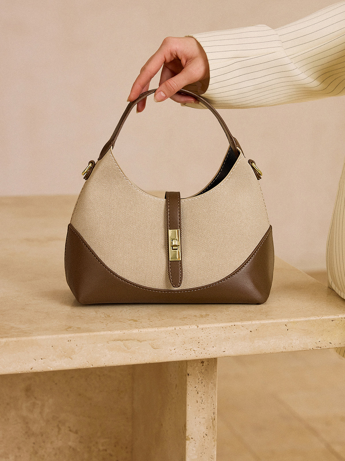 Farblich abgesetzte, knödelförmige Tasche mit Metallverschluss 