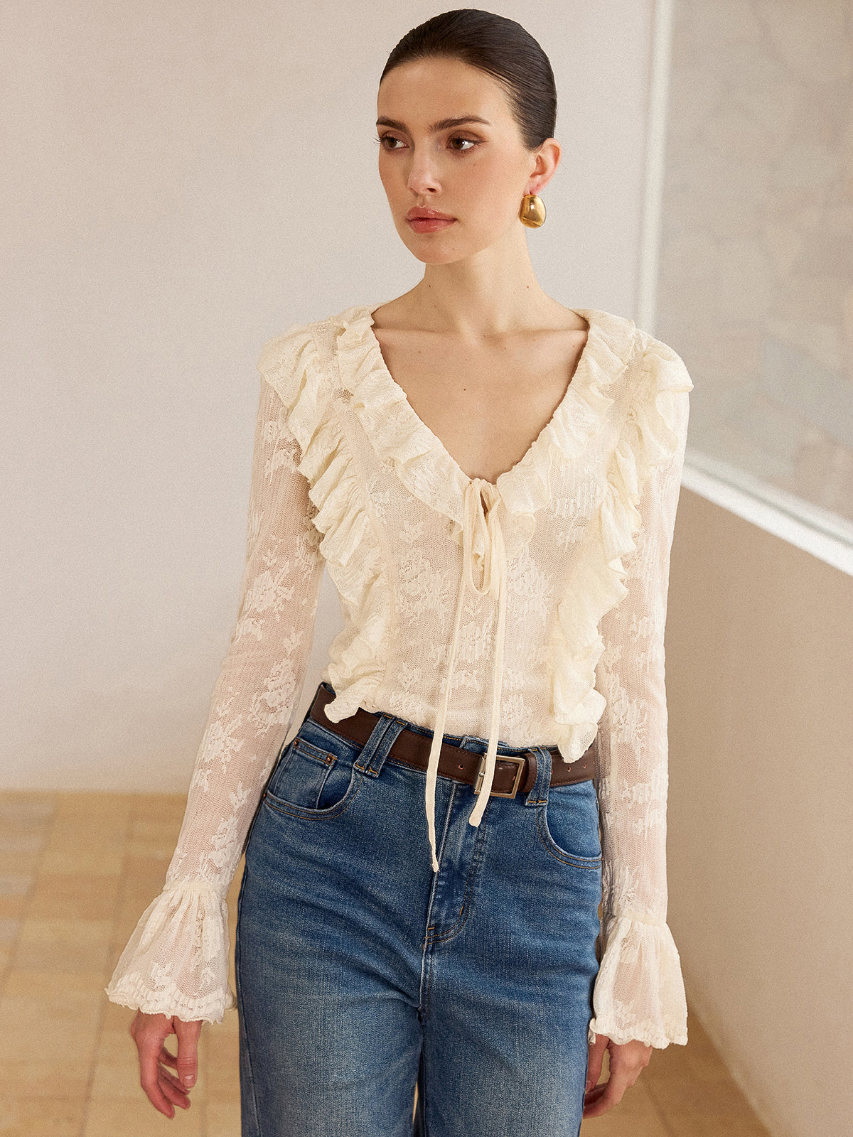Halbtransparente Bluse mit V-Ausschnitt, Spitze und Rüschensaum