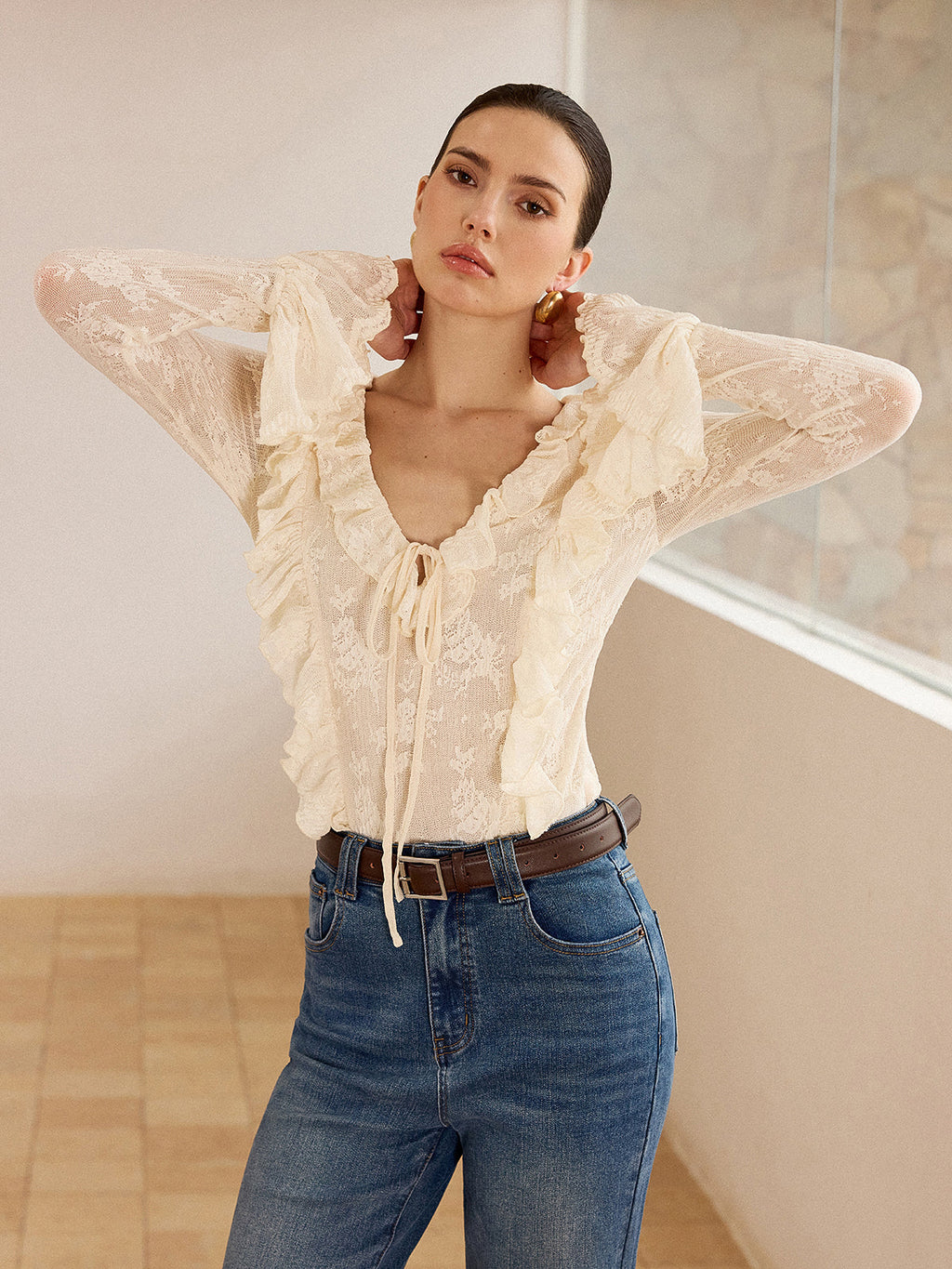 Halbtransparente Bluse mit V-Ausschnitt, Spitze und Rüschensaum