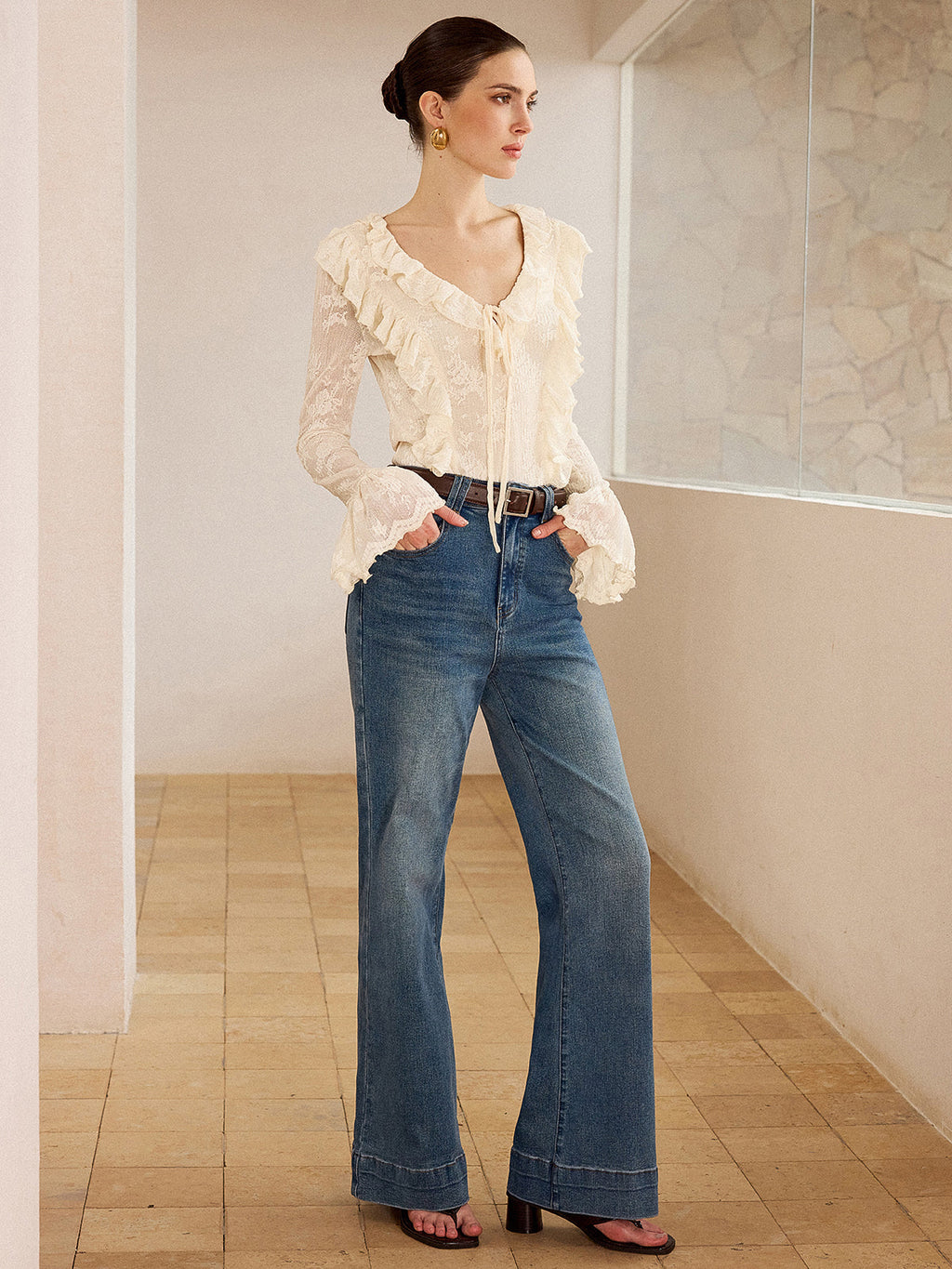 Halbtransparente Bluse mit V-Ausschnitt, Spitze und Rüschensaum