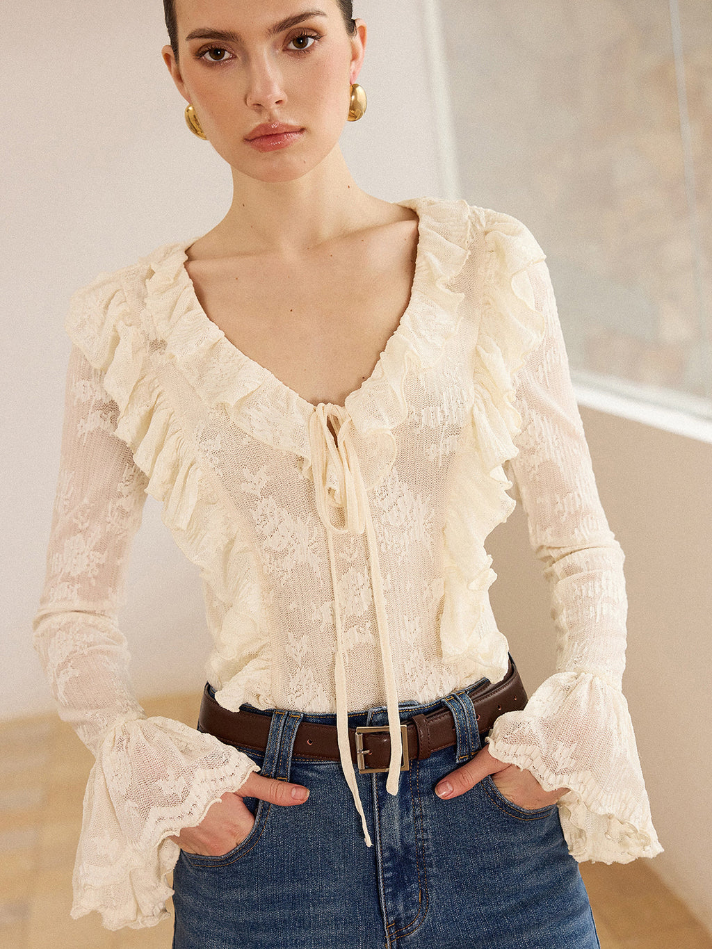 Halbtransparente Bluse mit V-Ausschnitt, Spitze und Rüschensaum