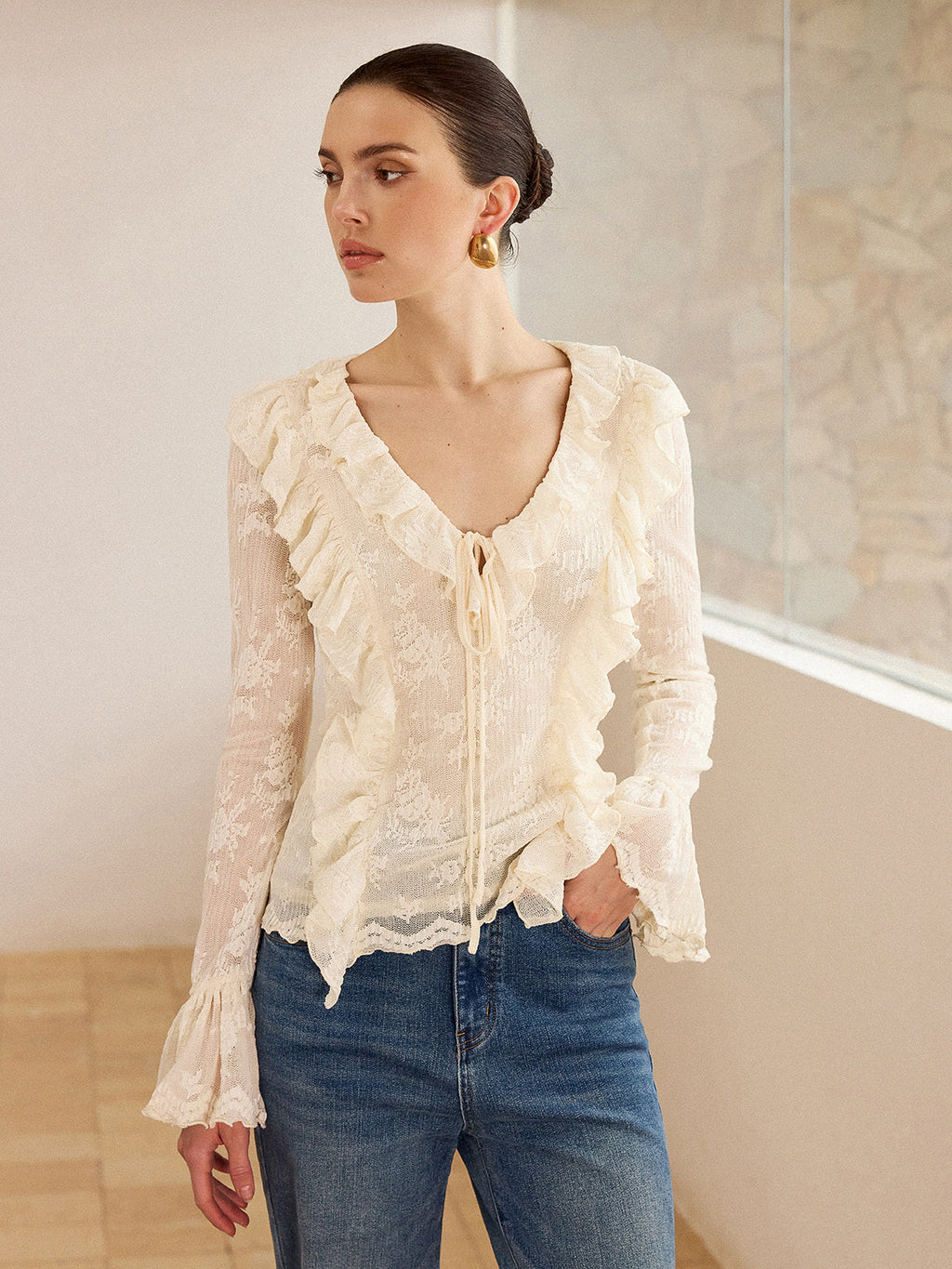 Halbtransparente Bluse mit V-Ausschnitt, Spitze und Rüschensaum