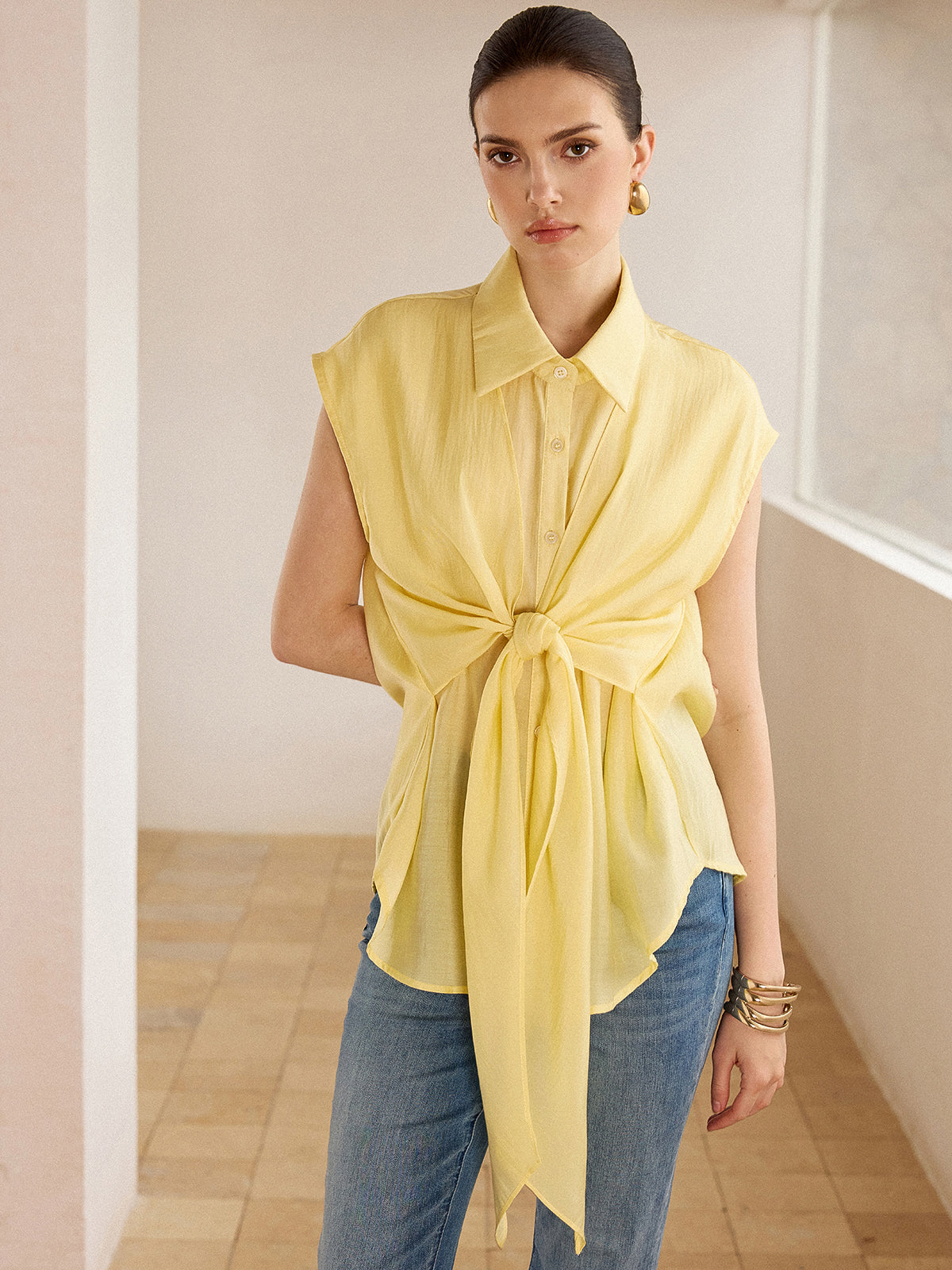 Ärmellose Bluse mit Bindeband vorne 