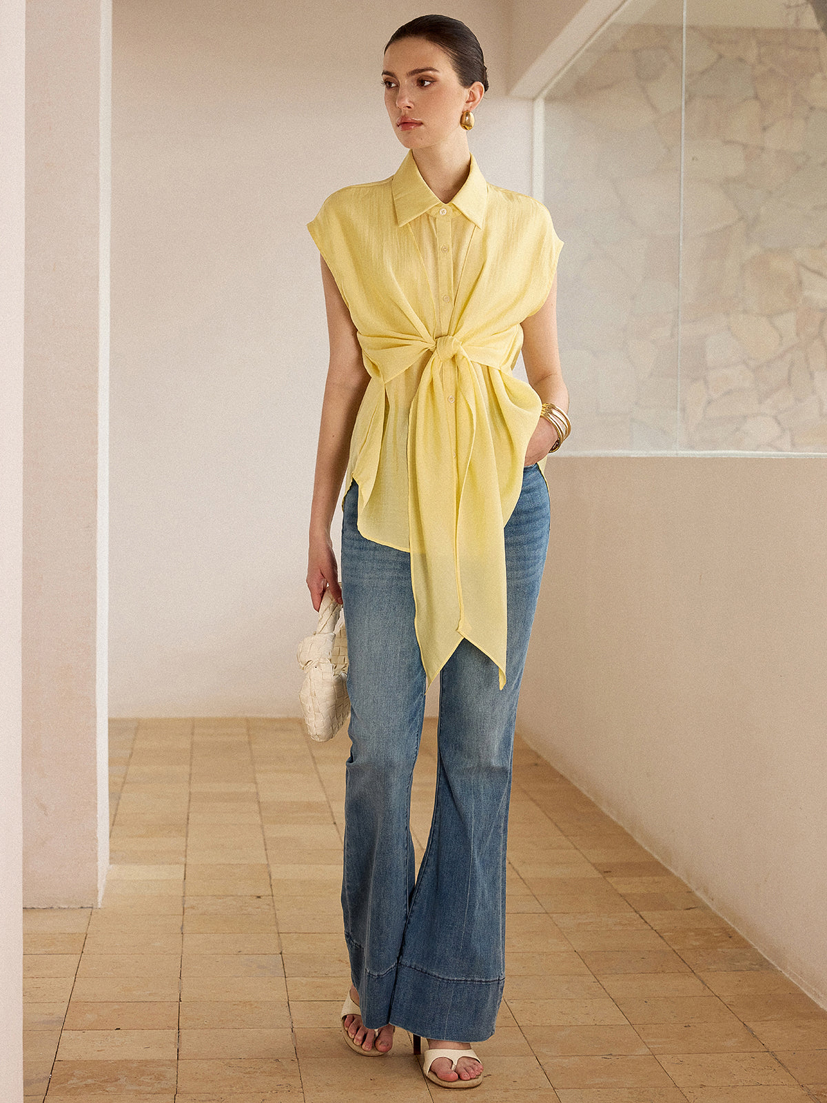 Ärmellose Bluse mit Bindeband vorne 