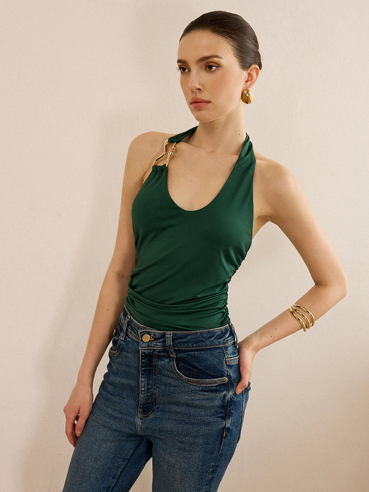 Neckholder-Top mit Metalldetails und offenem Rücken 