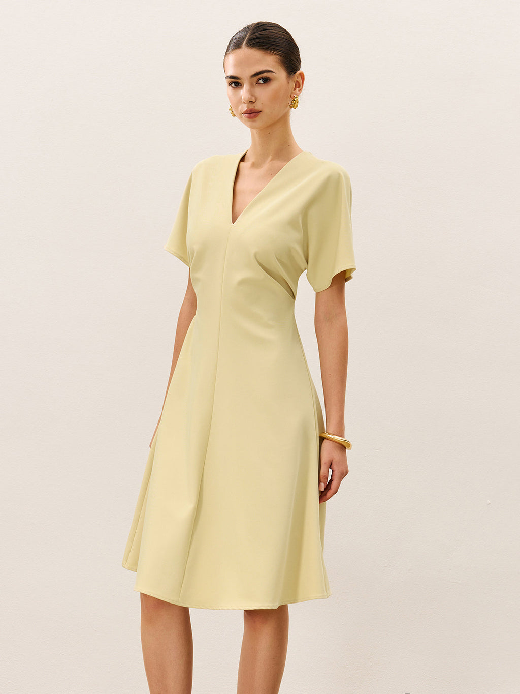 V-Ausschnitt Kurzarm-Midikleid