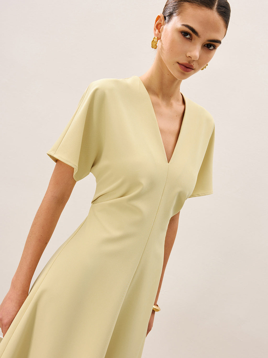 V-Ausschnitt Kurzarm-Midikleid