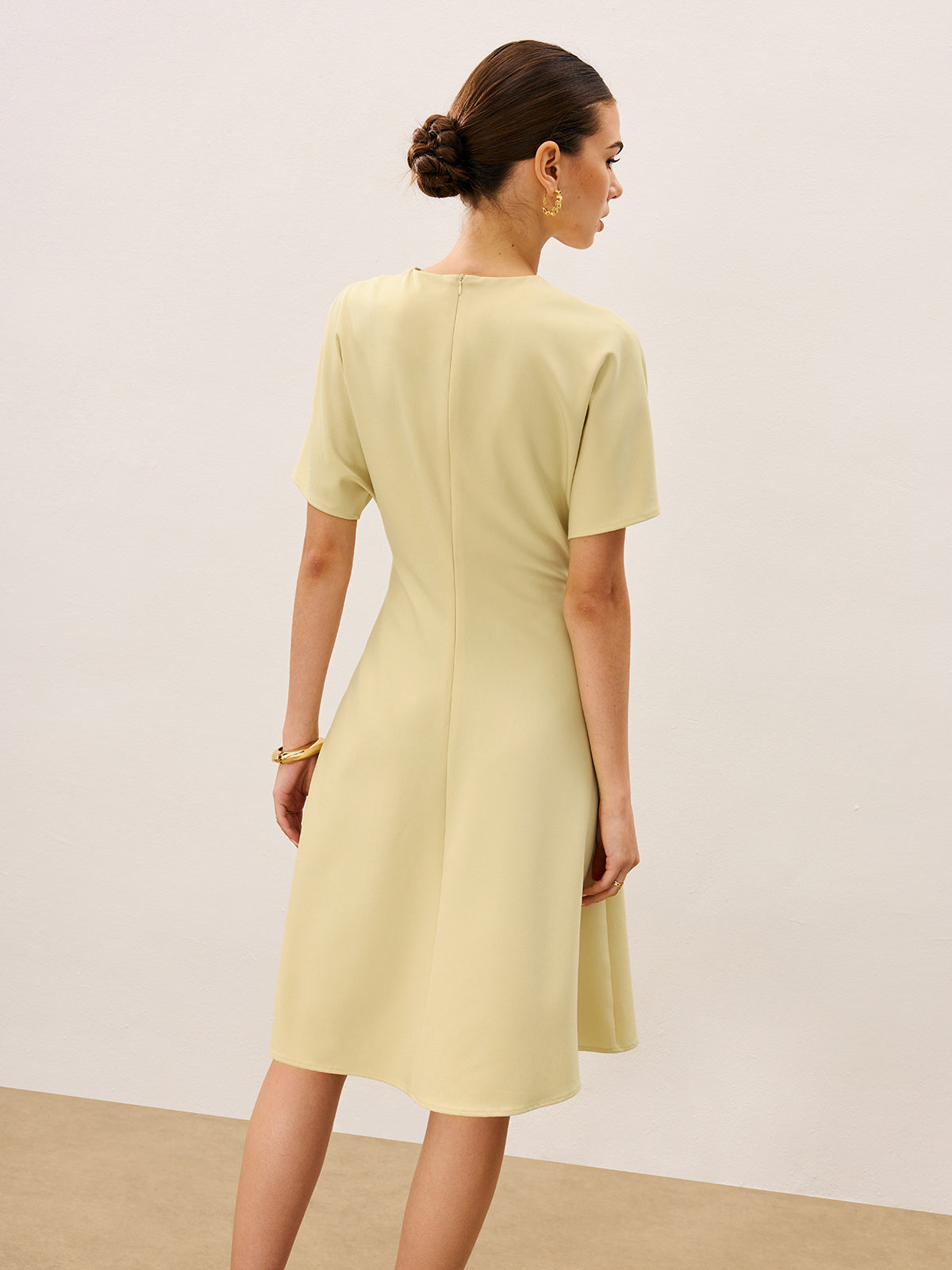 V-Ausschnitt Kurzarm-Midikleid