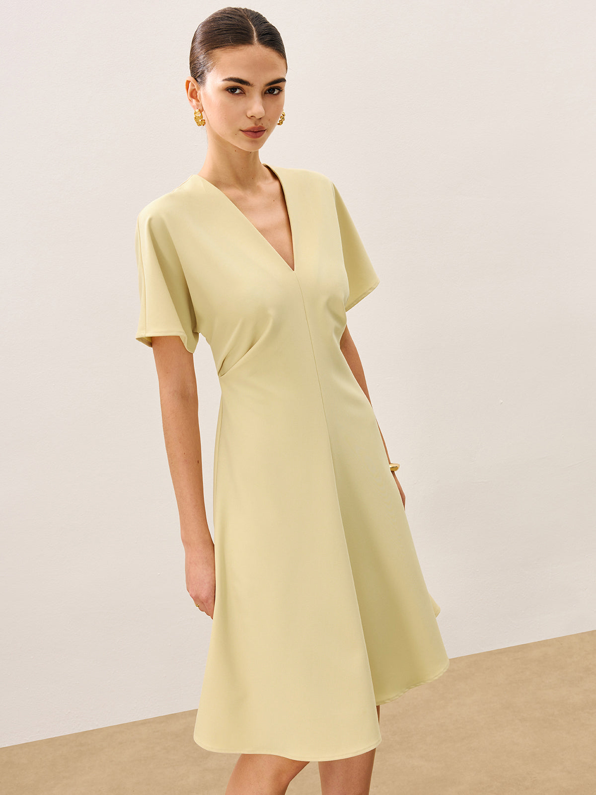 V-Ausschnitt Kurzarm-Midikleid