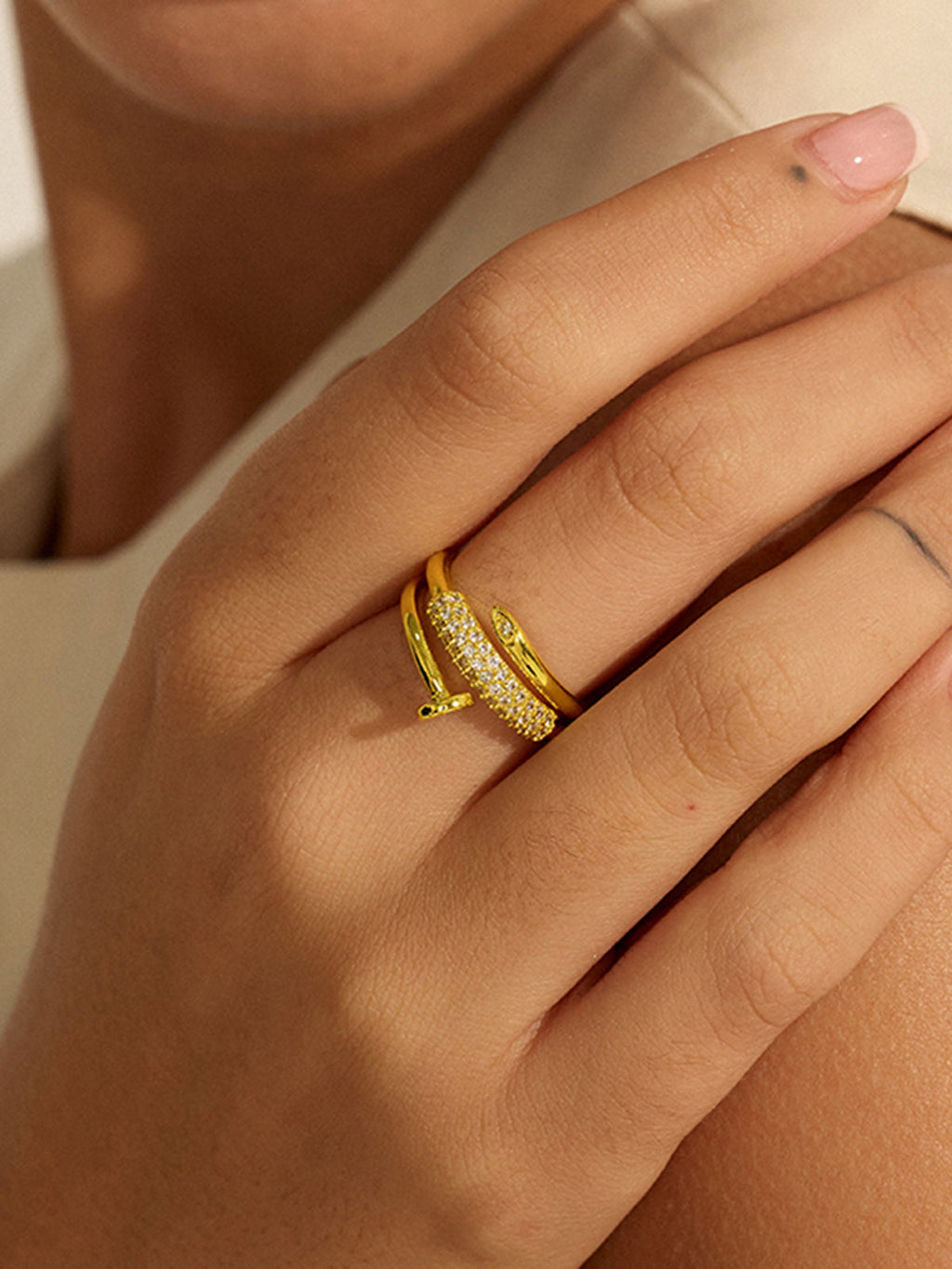 Goldfarbener Stapelring mit diamantähnlichen Details