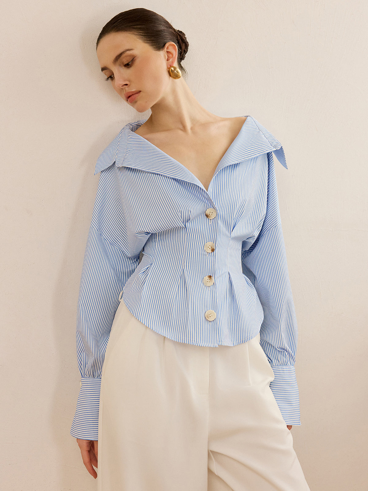 Gestreiftes Hemd mit Kragen und taillierendem Design 