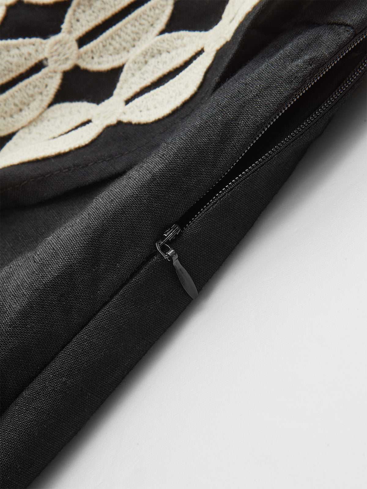 Minirock mit farblich abgesetztem Webbesatz und Wickeloptik 