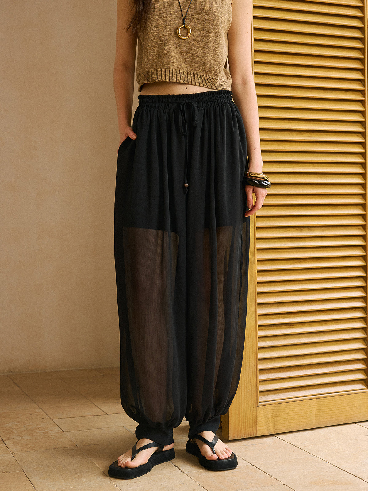 Pantalon en mousseline transparente avec taille élastique et chevilles resserrées