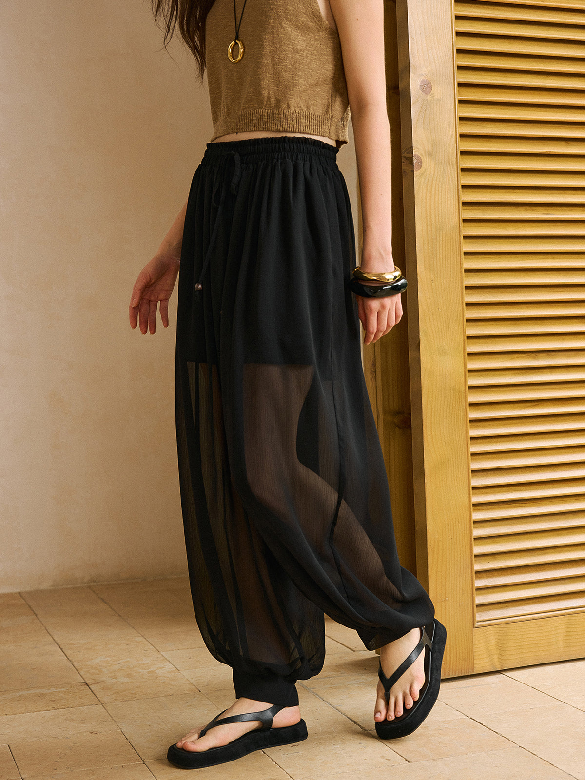 Pantalon en mousseline transparente avec taille élastique et chevilles resserrées