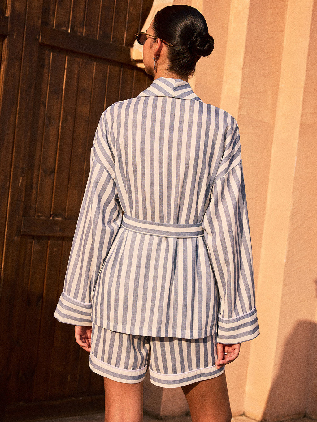 Ensemble chemise et short à rayures et ceinture