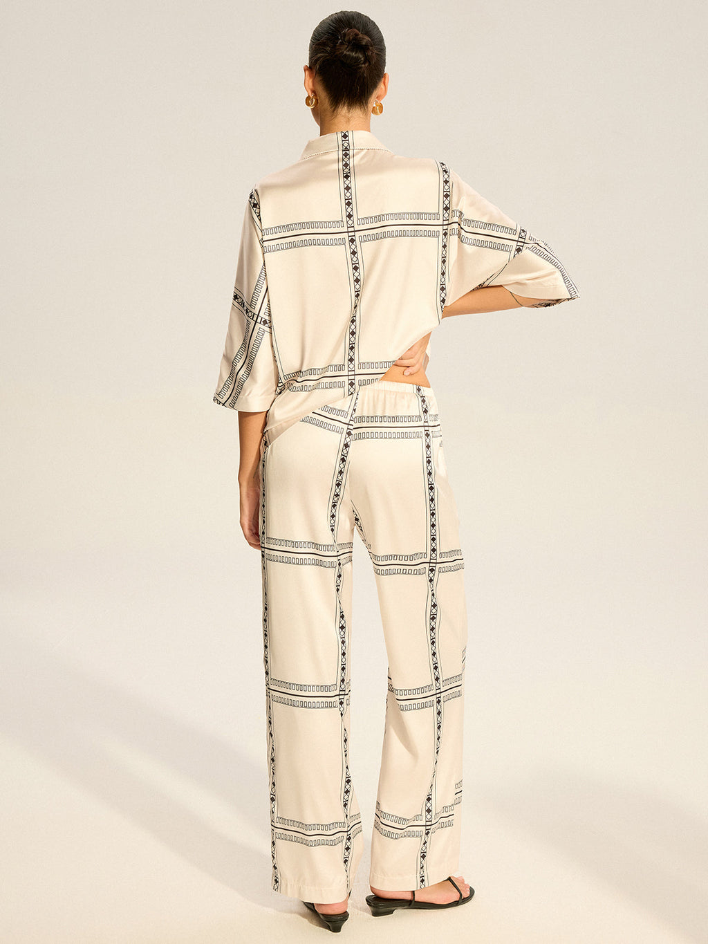 Ensemble de pantalon et haut en satin imprimé géométrique