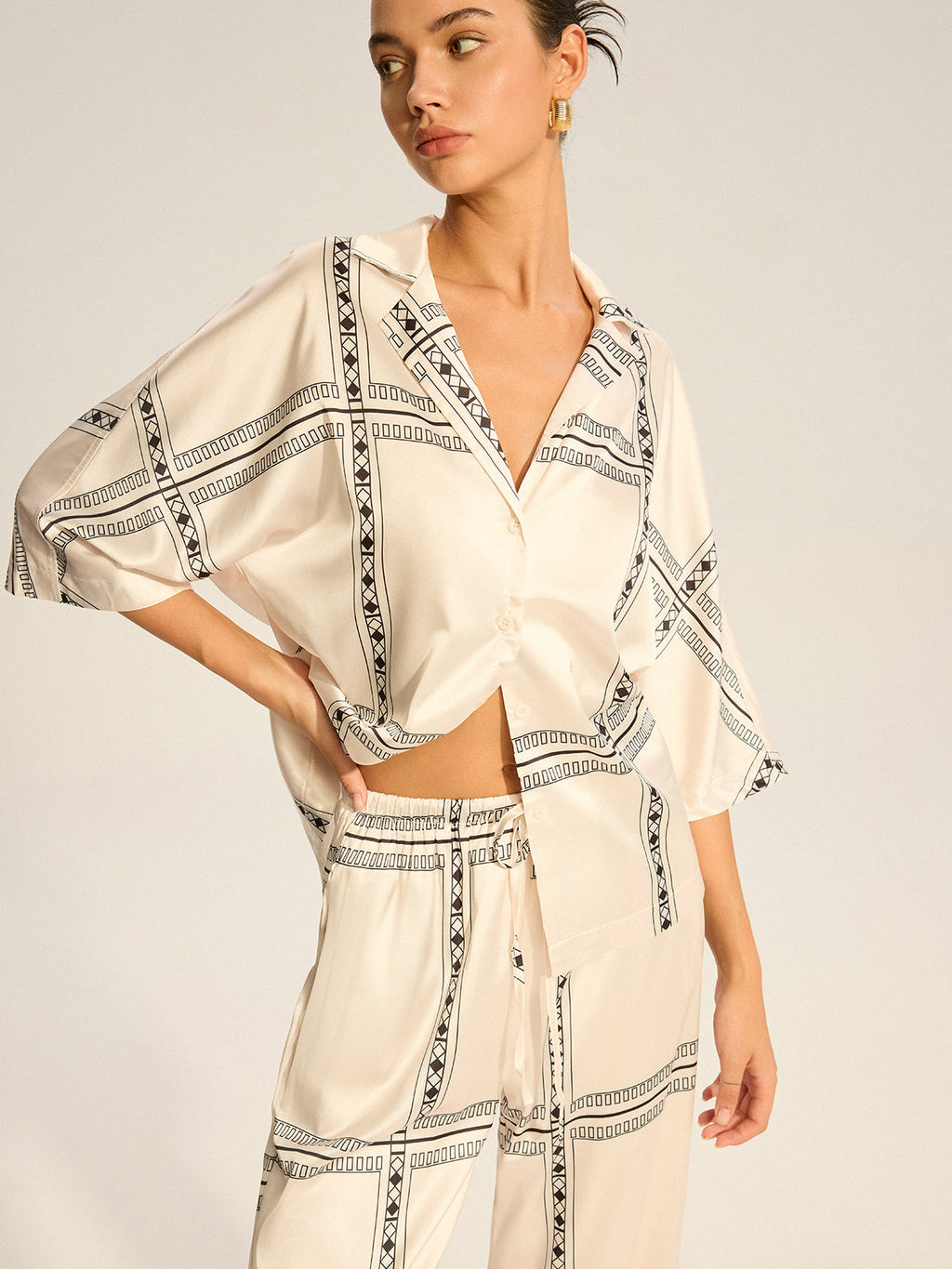 Ensemble de pantalon et haut en satin imprimé géométrique