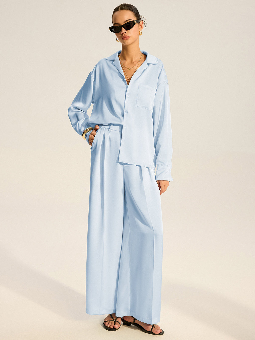 Ensemble chemise ample en satin et pantalon plissé