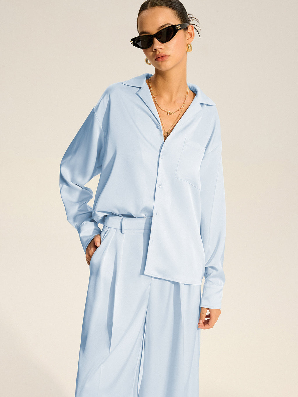 Ensemble chemise ample en satin et pantalon plissé