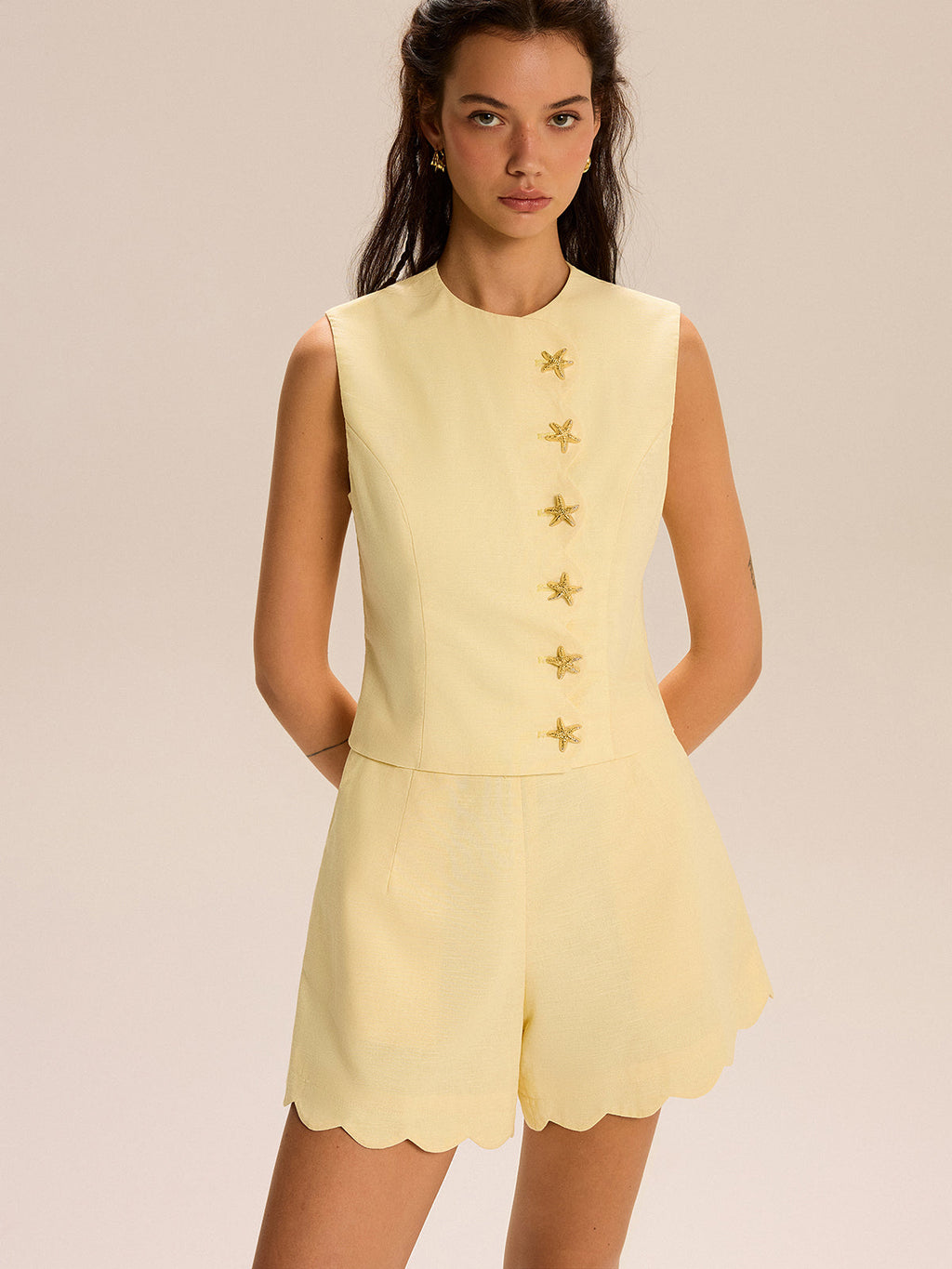 Ensemble short avec bouton décoratif et ourlet festonné