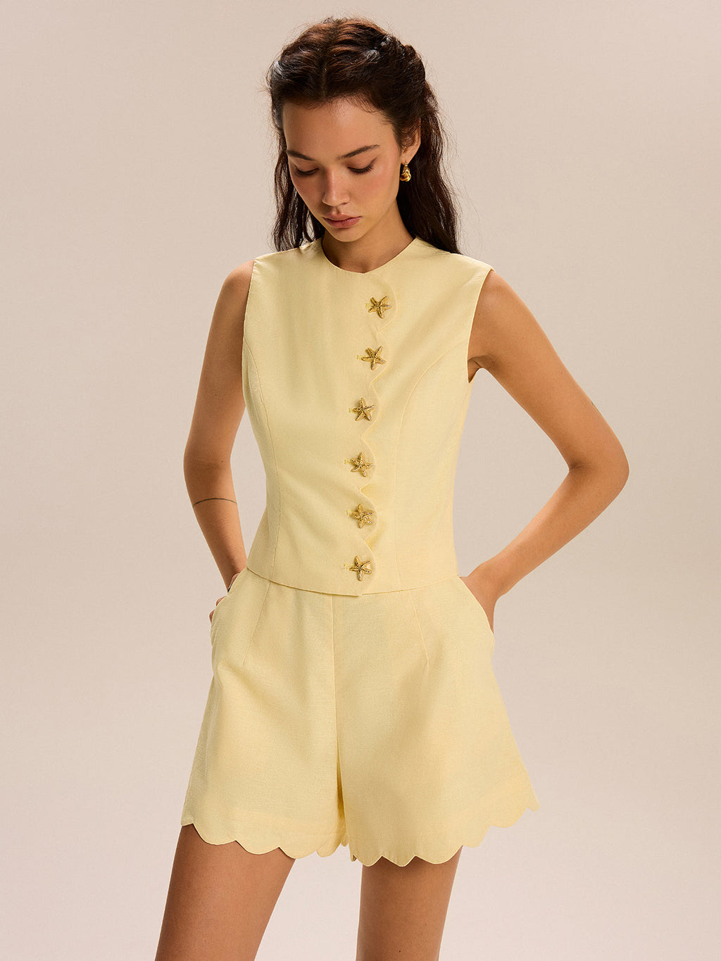 Ensemble short avec bouton décoratif et ourlet festonné