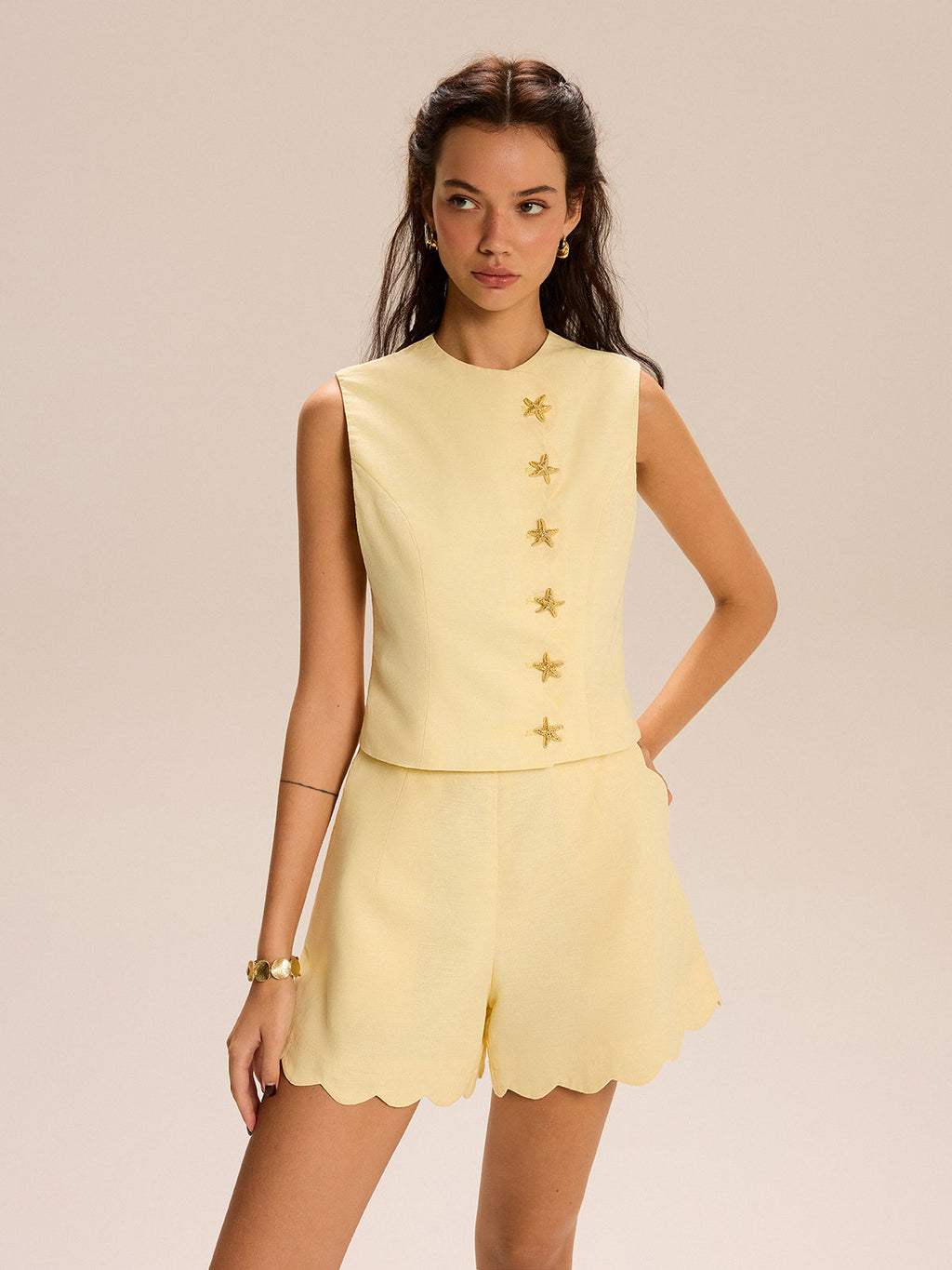 Ensemble short avec bouton décoratif et ourlet festonné