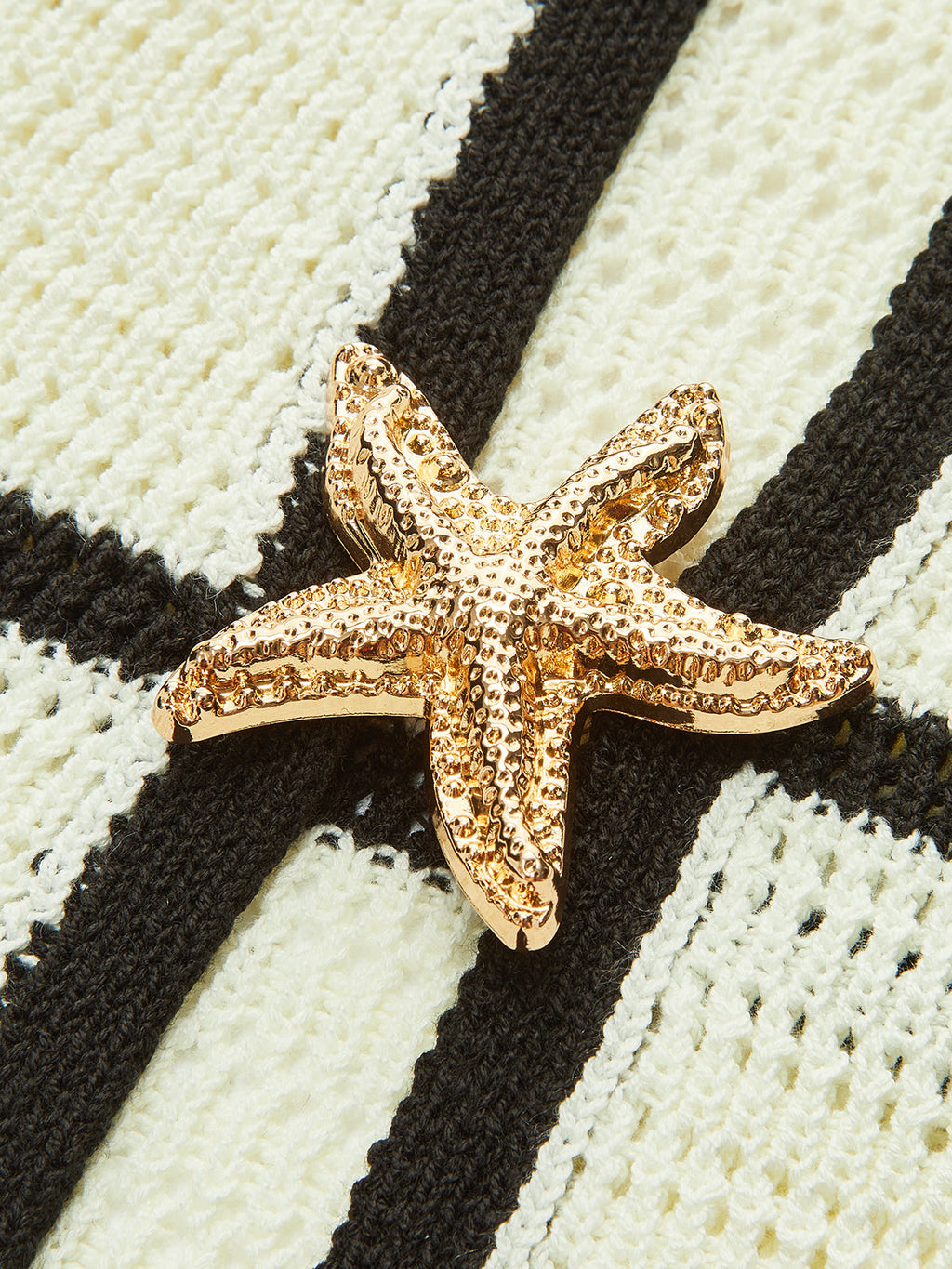 Kontrastbesatz-Stricktop mit Seestern-Knopf