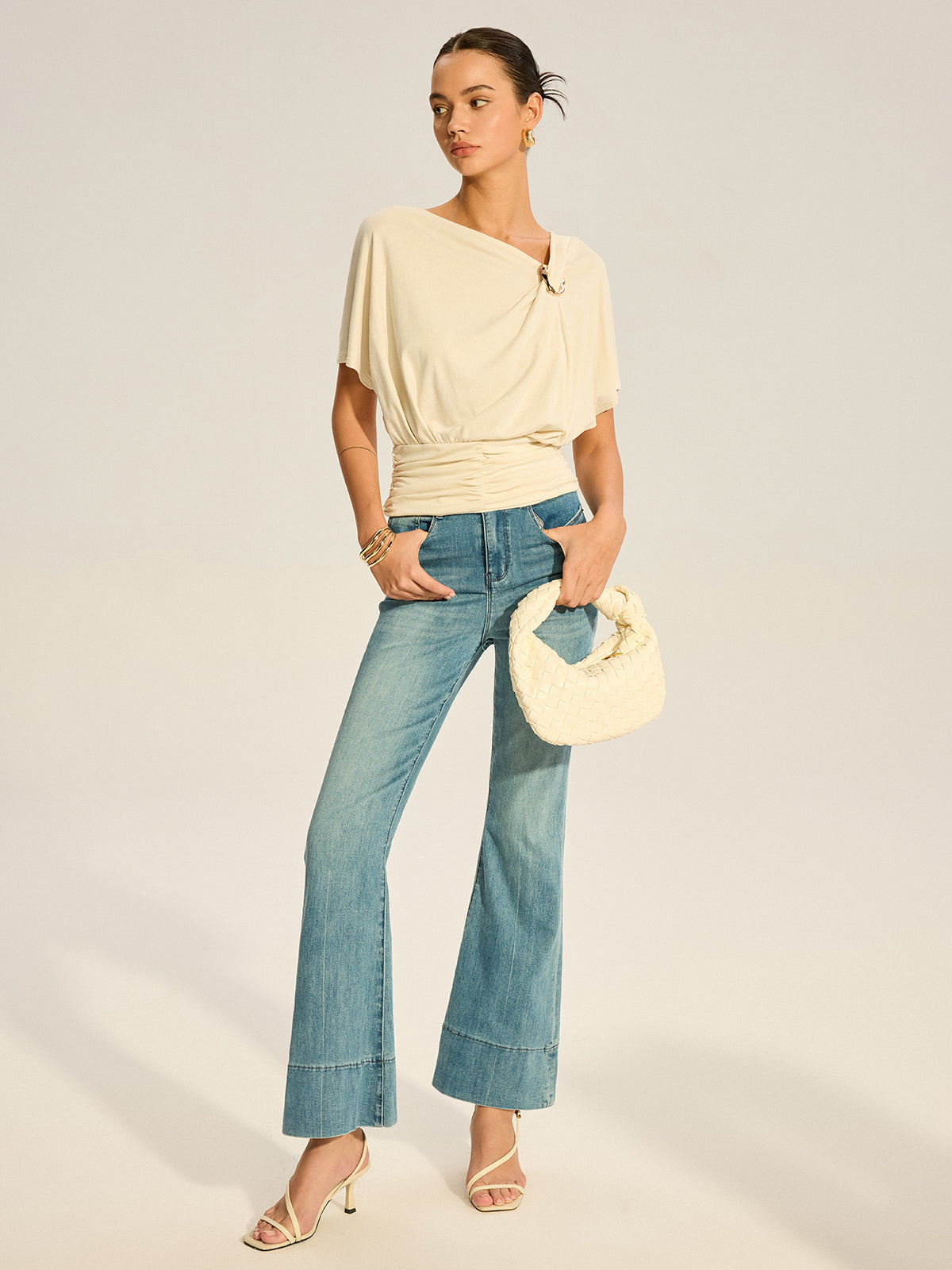 Haut drapé asymétrique froncé avec détail d'anneau métallique 