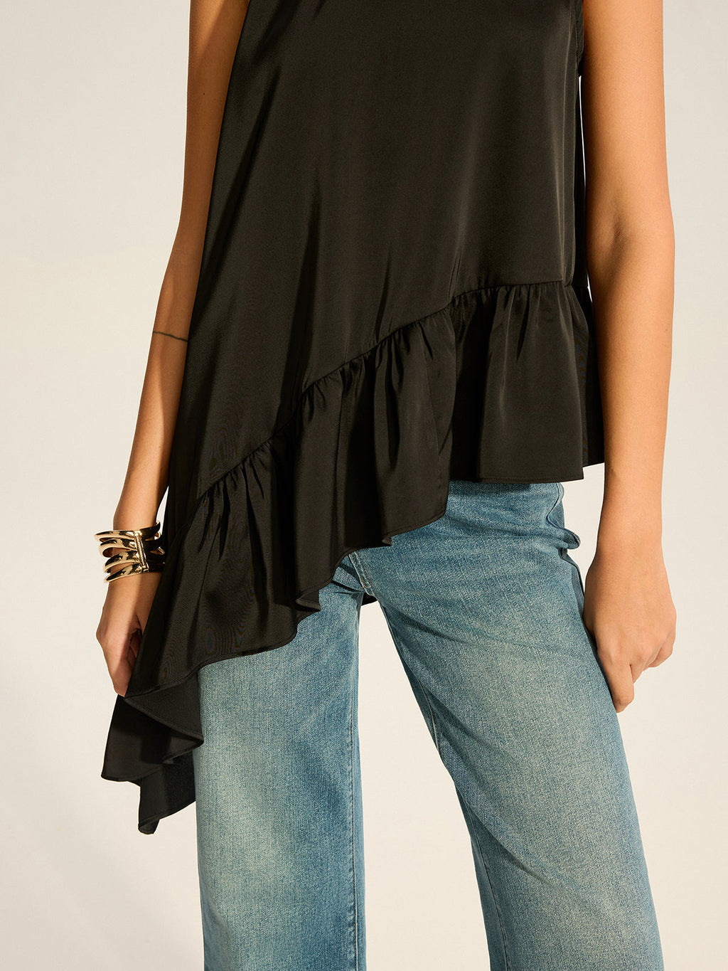 Asymmetrisches Neckholder-Top mit Rüschensaum