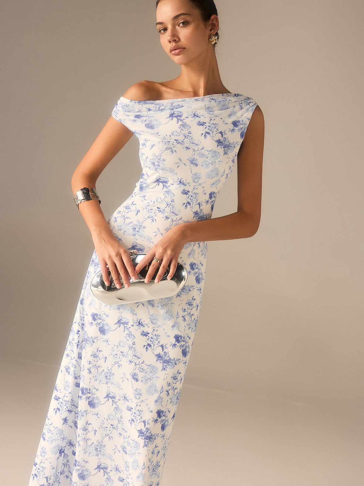 Geblümtes, asymmetrisches Maxikleid mit überschnittenen Schultern