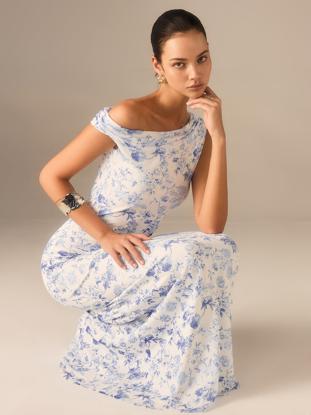 Geblümtes, asymmetrisches Maxikleid mit überschnittenen Schultern